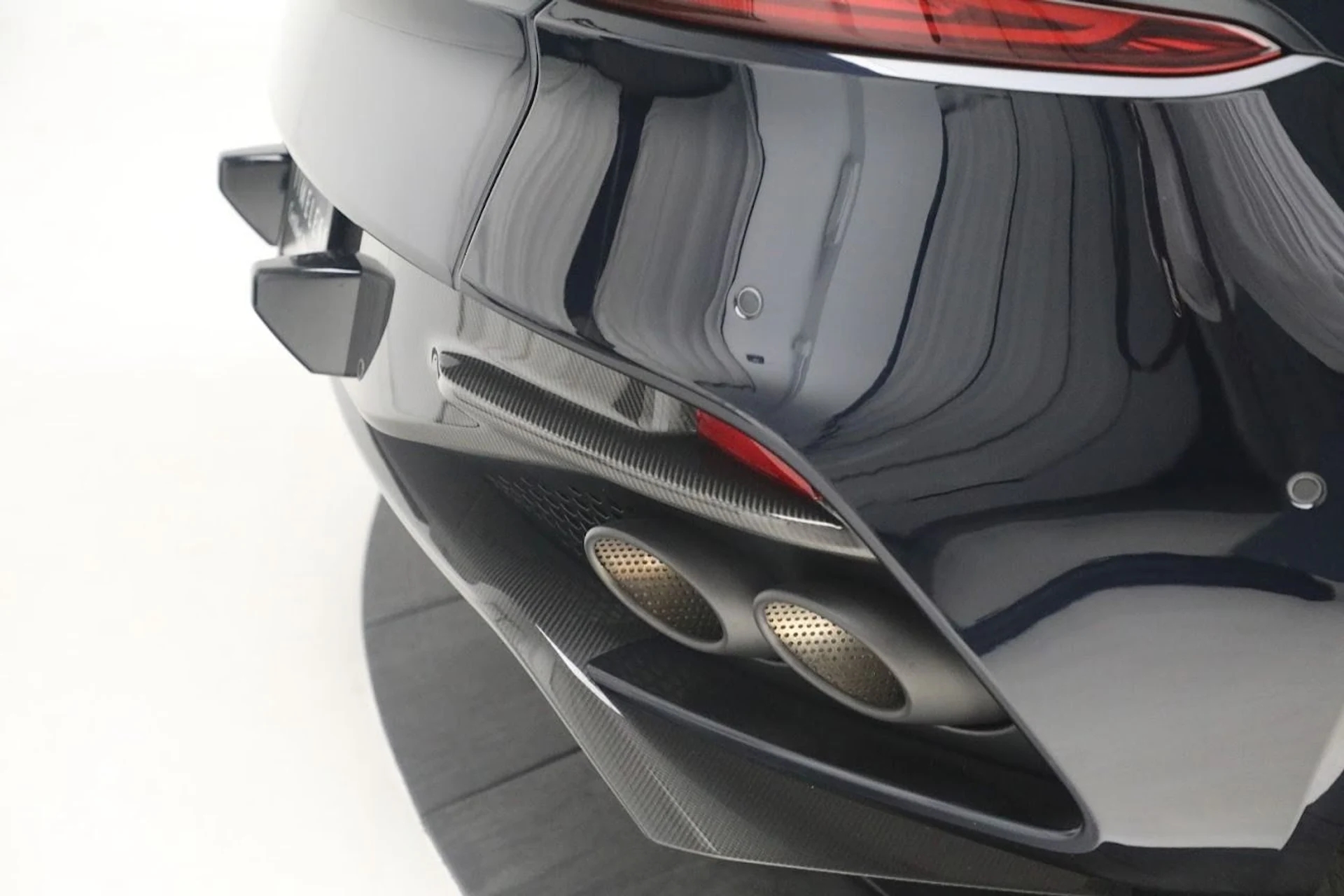 mph032_2167533557_Used_2019_Aston_Martin_DBS_Superleggera_1688394544_ea94ceb104