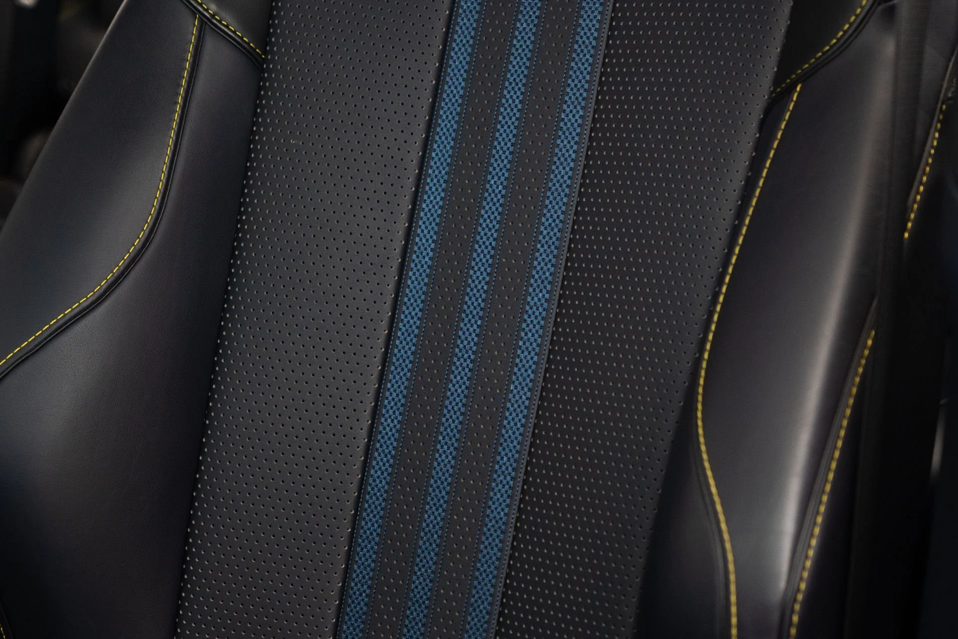 mph032_2173390876_Used_2025_Aston_Martin_DBX_707_1764700714_57edab5d66