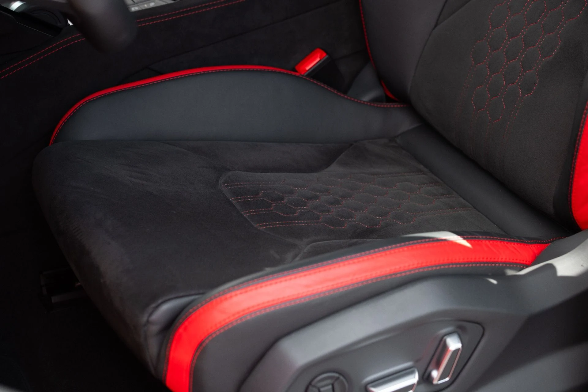 mph032_2181923810_Used_2023_Lamborghini_Urus_S_1771018679_4cff6b2528