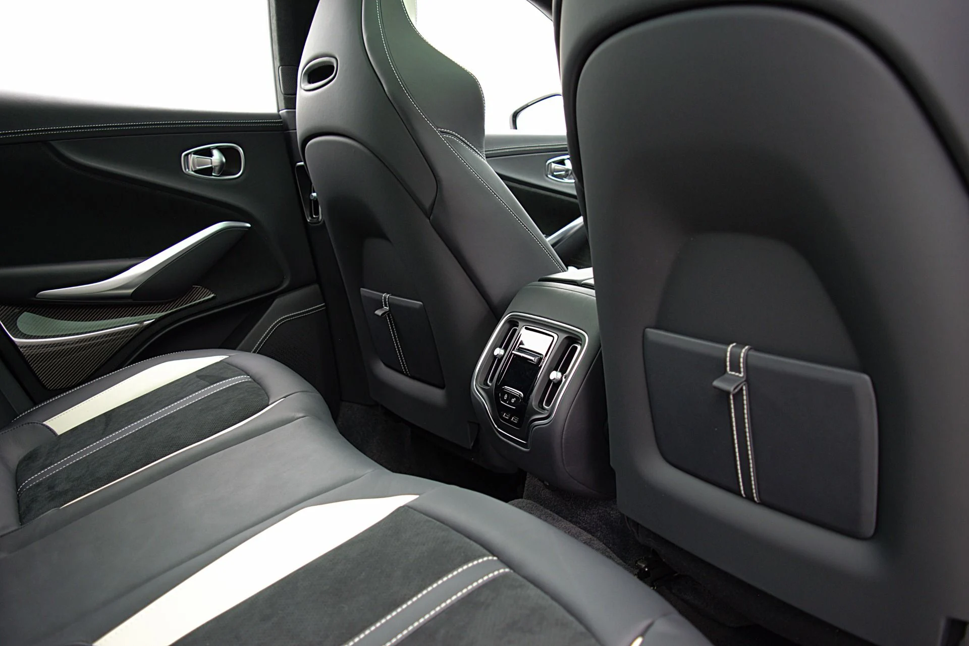 mph032_2288969810_Used_2023_Aston_Martin_DBX_707_0a30debd31