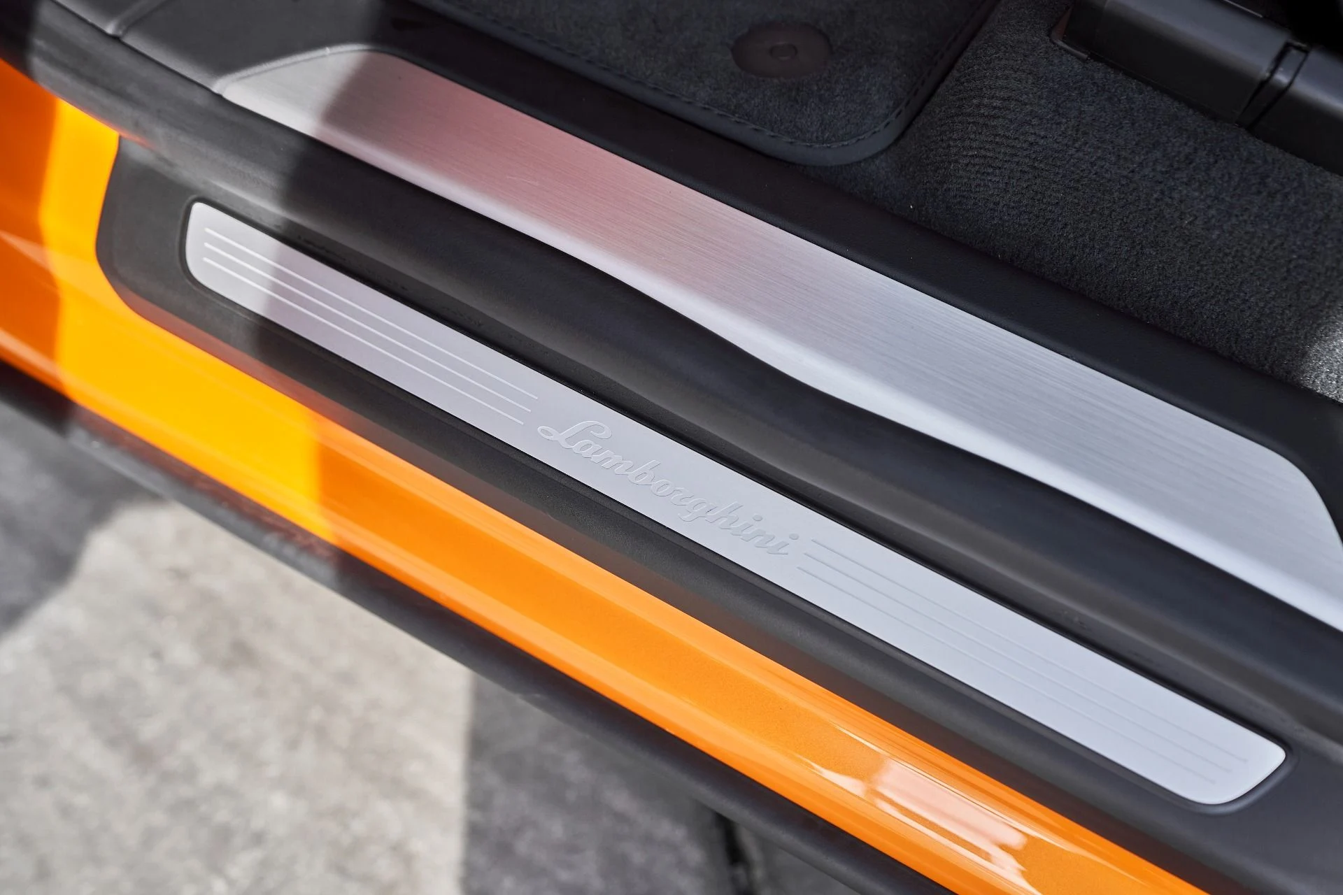 mph032_2296548230_Used_2025_Lamborghini_Urus_SE_1763677023_c66971c610