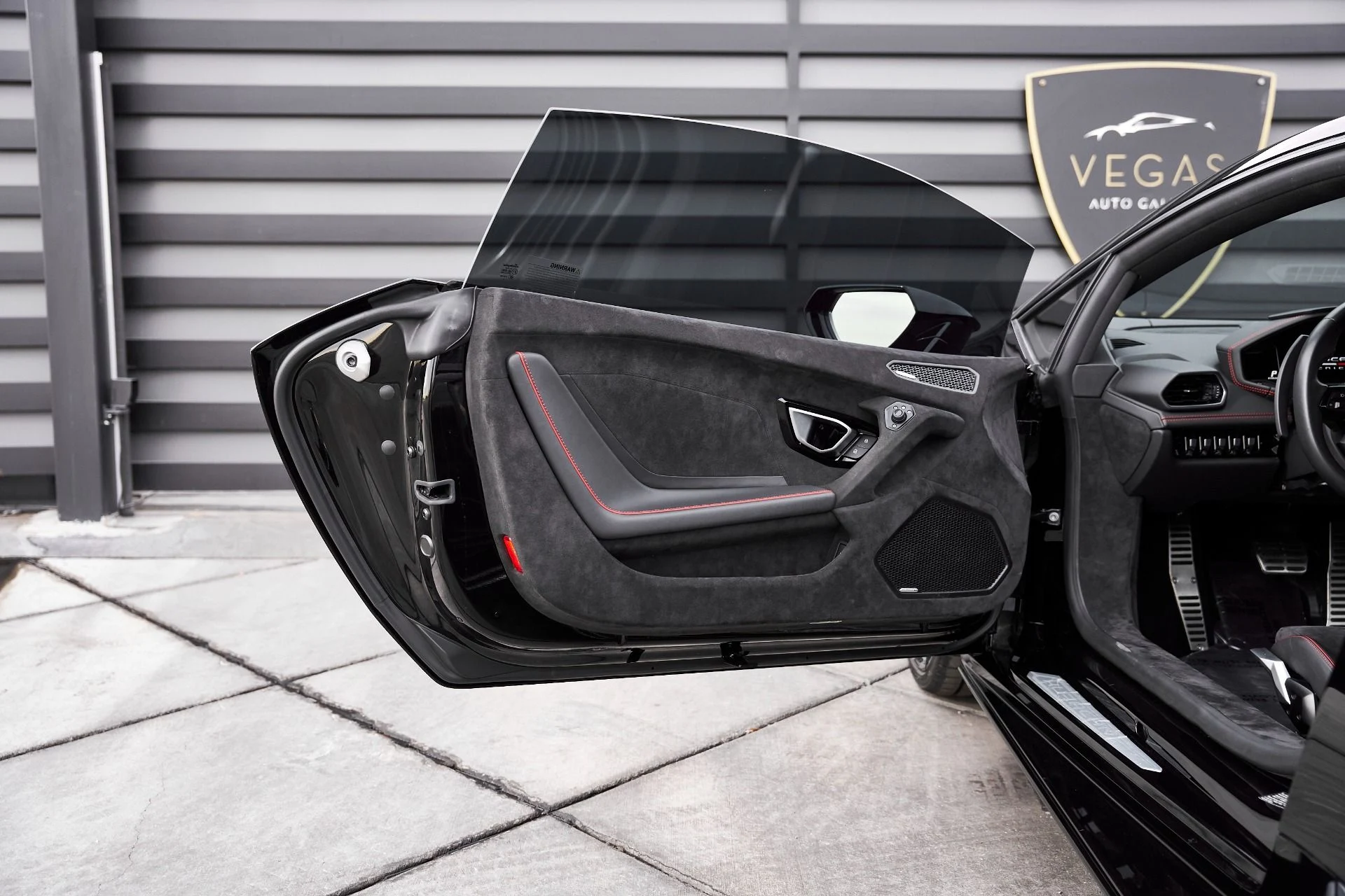 mph032_2299305897_Used_2023_Lamborghini_Huracan_Tecnica_Base_1766269040_a82391bae5