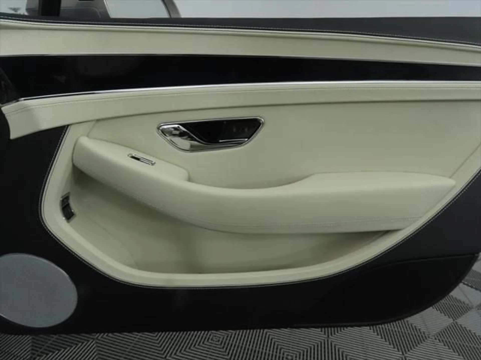 mph032_2303892207_new_2025_bentley_continental_gtblackeditionconvertible_8119_22910189_33_640_2407bd9fe5