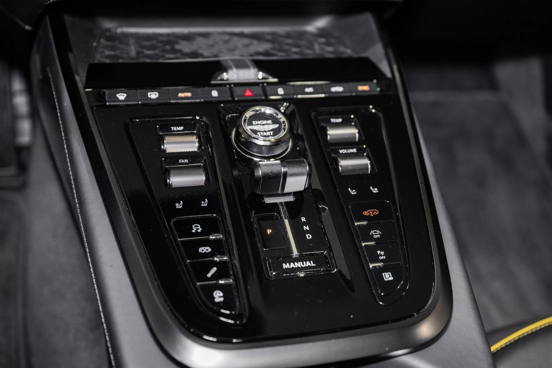 mph032_2304300543_Used_2025_Aston_Martin_DBX_707_1768581012_95dbf4a035