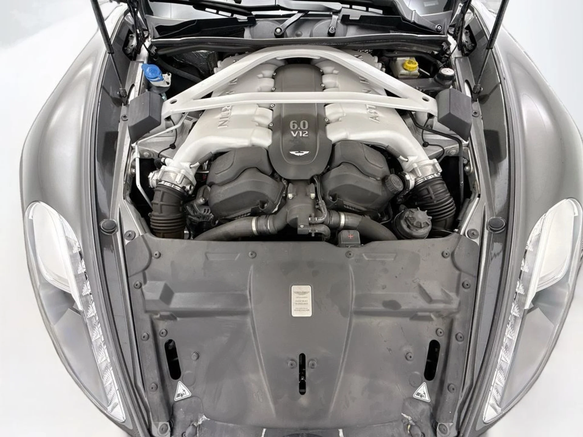 mph032_2313286431_used_2014_aston_martin_vanquish_2drvolante_8119_22995957_33_1024_0ccddda541