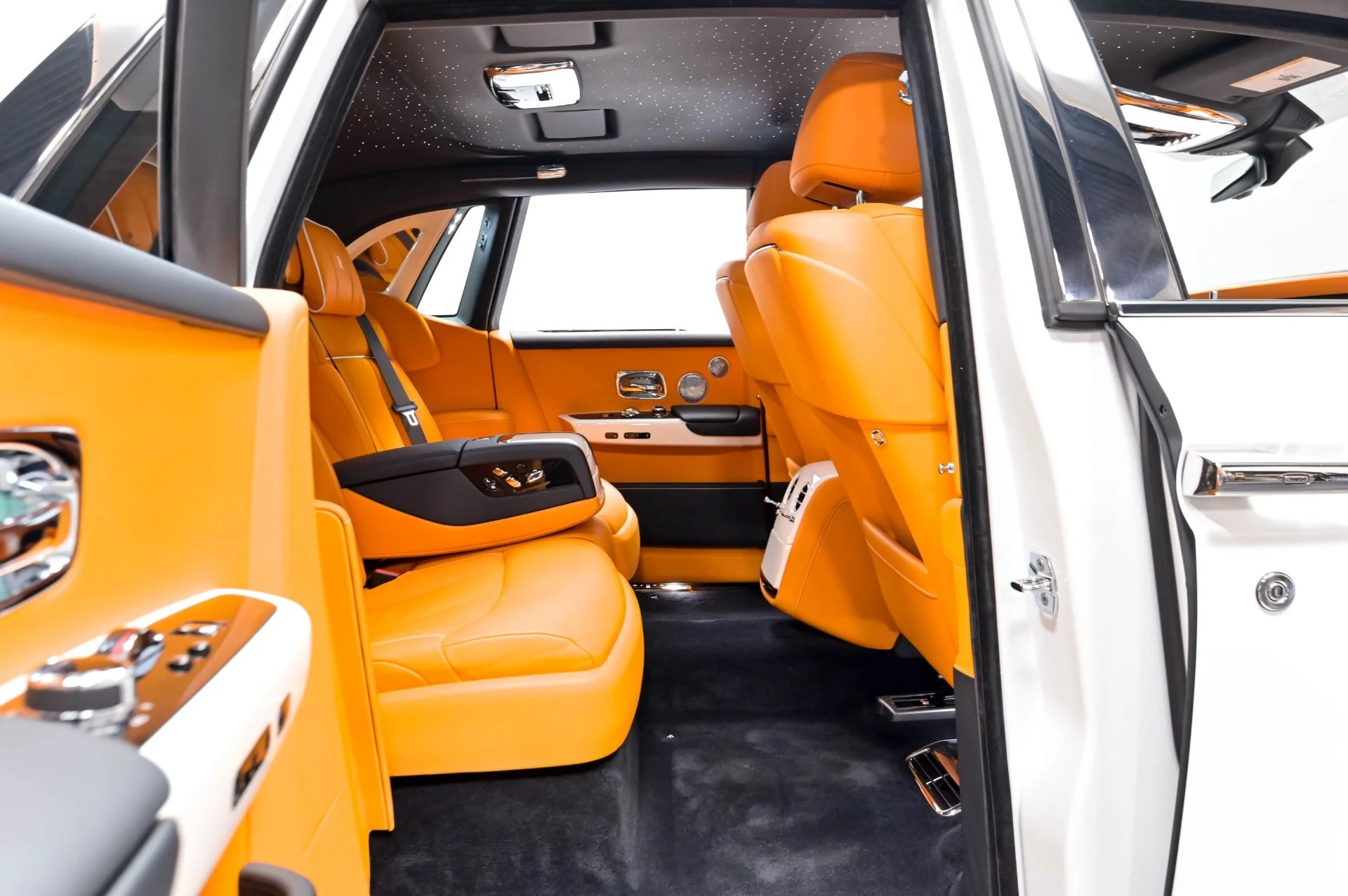 mph032_2324249507_Used_2022_Rolls_Royce_Phantom_1778542434_71953fd8d8