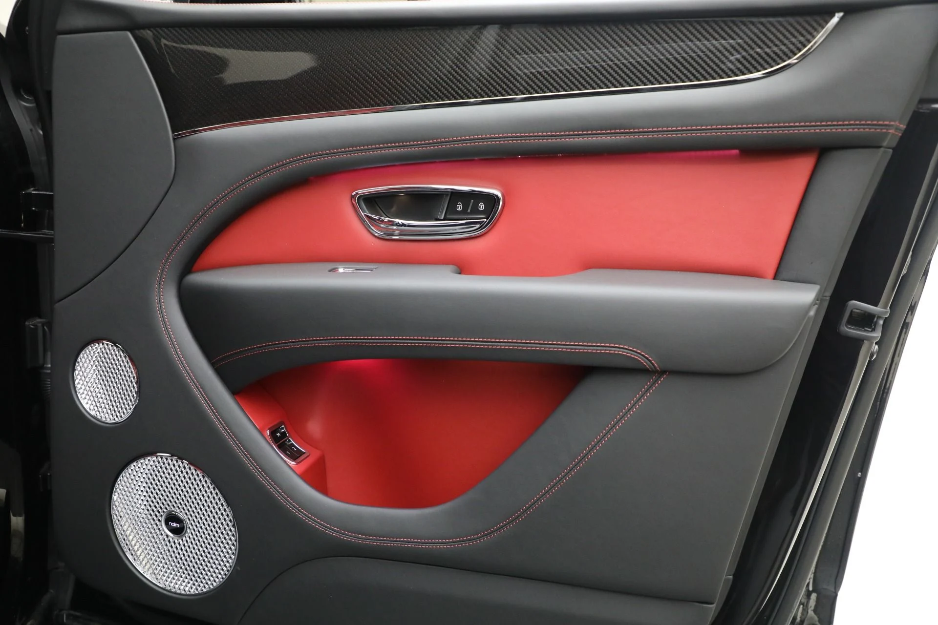 mph032_235556930_New_2025_Bentley_Bentayga_V8_0a15d5a3a8