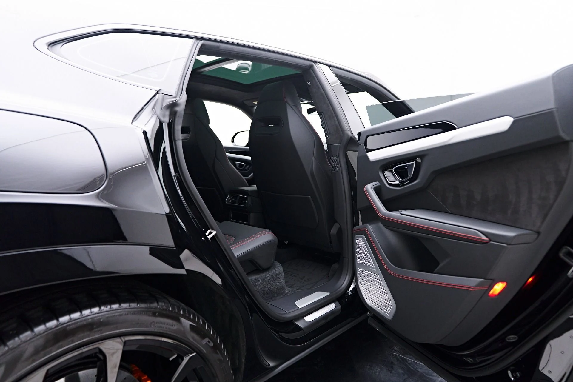 mph032_2374814233_Used_2022_Lamborghini_Urus_1753311555_9799e2449e