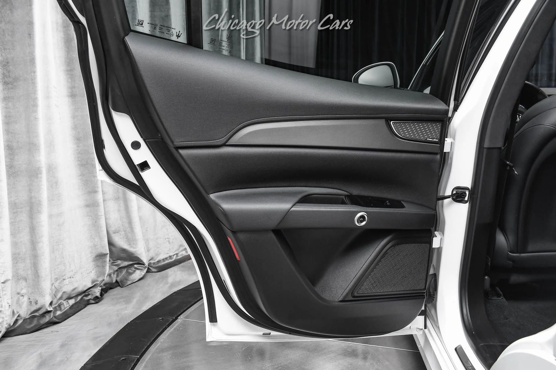 mph032_2393961431_13156_p33_l_8f2f0a5b38