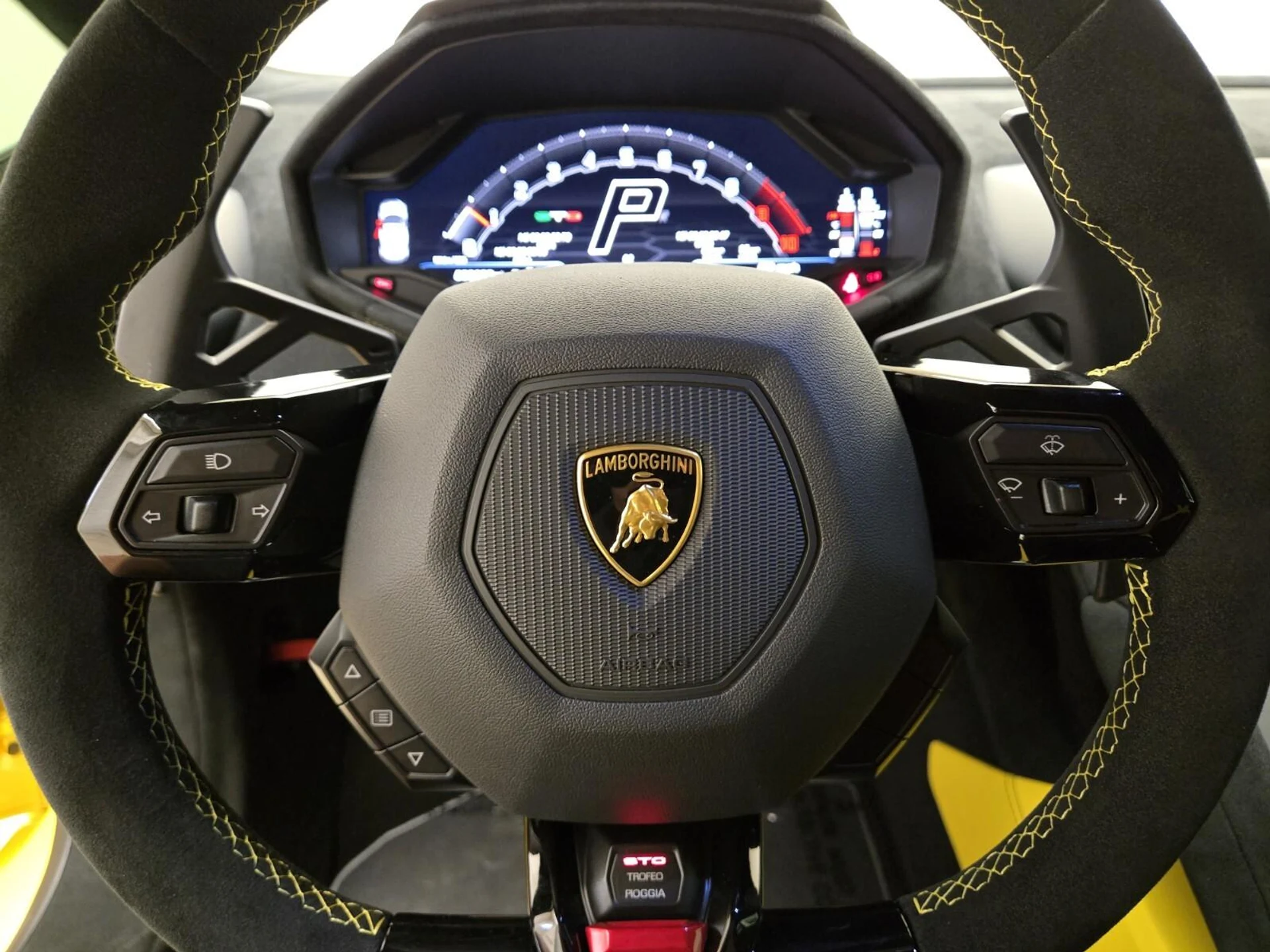 mph032_2421131610_Used_2022_Lamborghini_Huracan_STO_1755758944_4fa0040661
