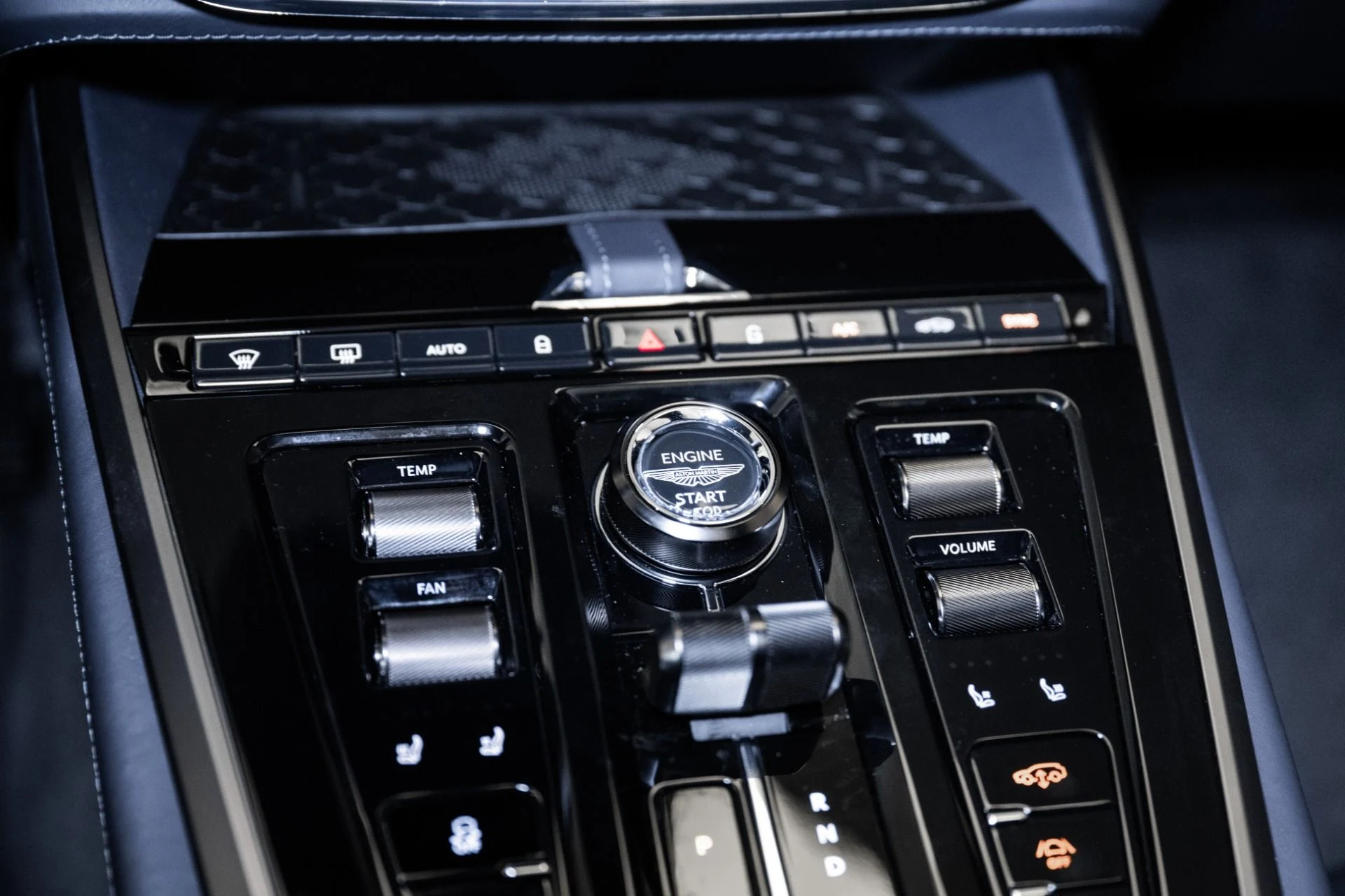 mph032_2439819059_Used_2025_Aston_Martin_DBX_707_1754709382_e7bb356040