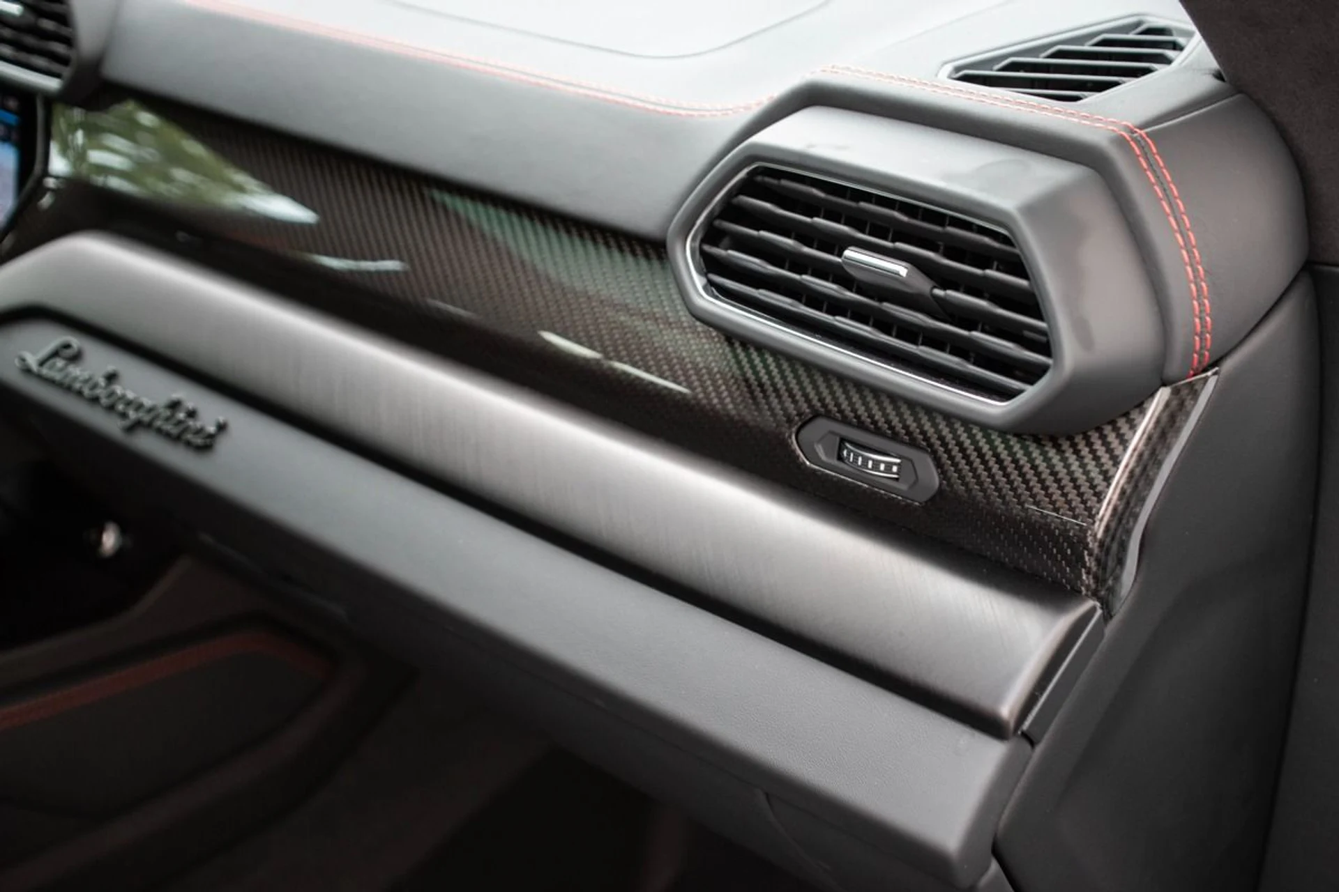 mph032_2463225692_Used_2024_Lamborghini_Urus_S_1736004526_6425bd0c5c