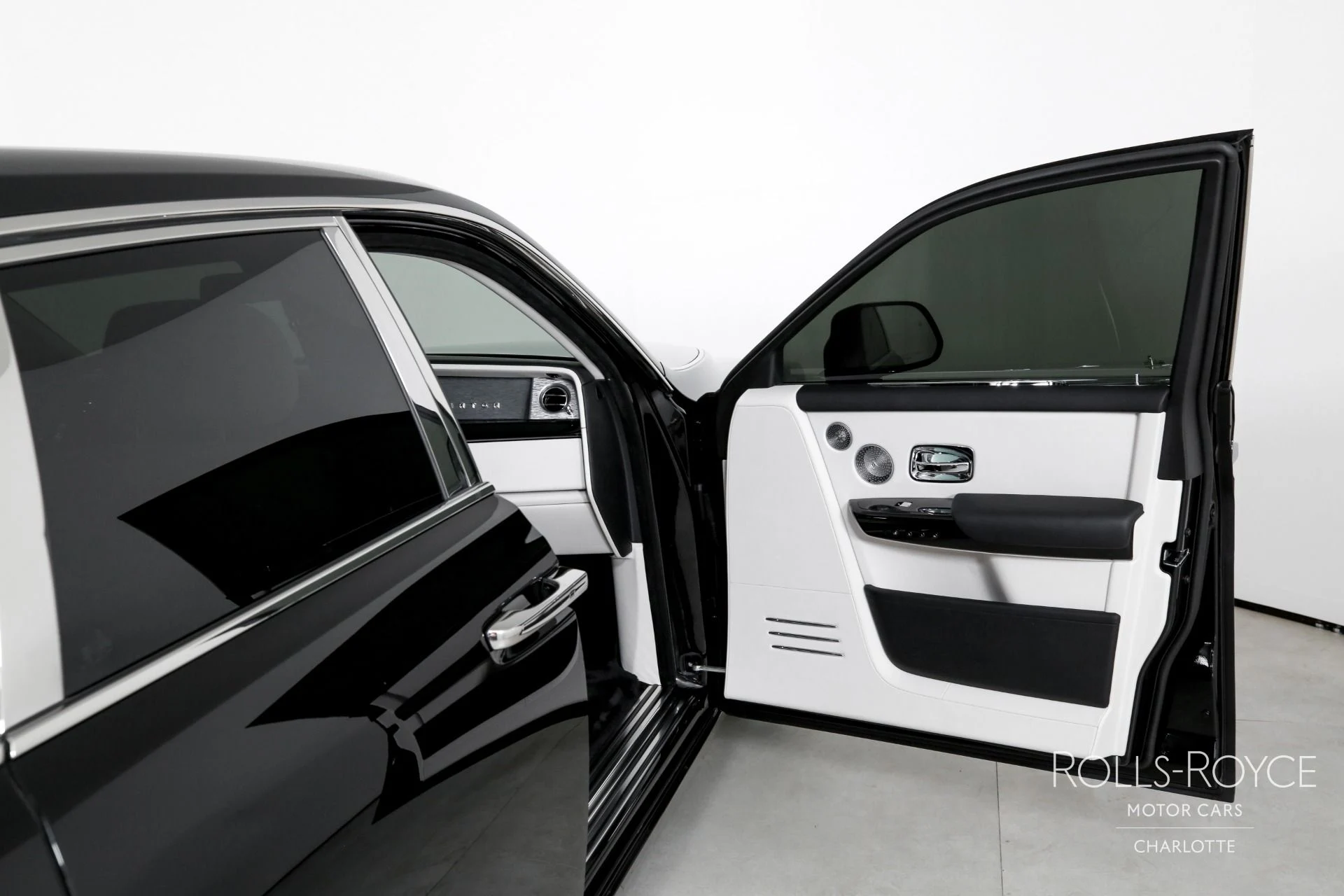 mph032_2463377221_Used_2025_Rolls_Royce_Phantom_1767376203_fdfd98814f