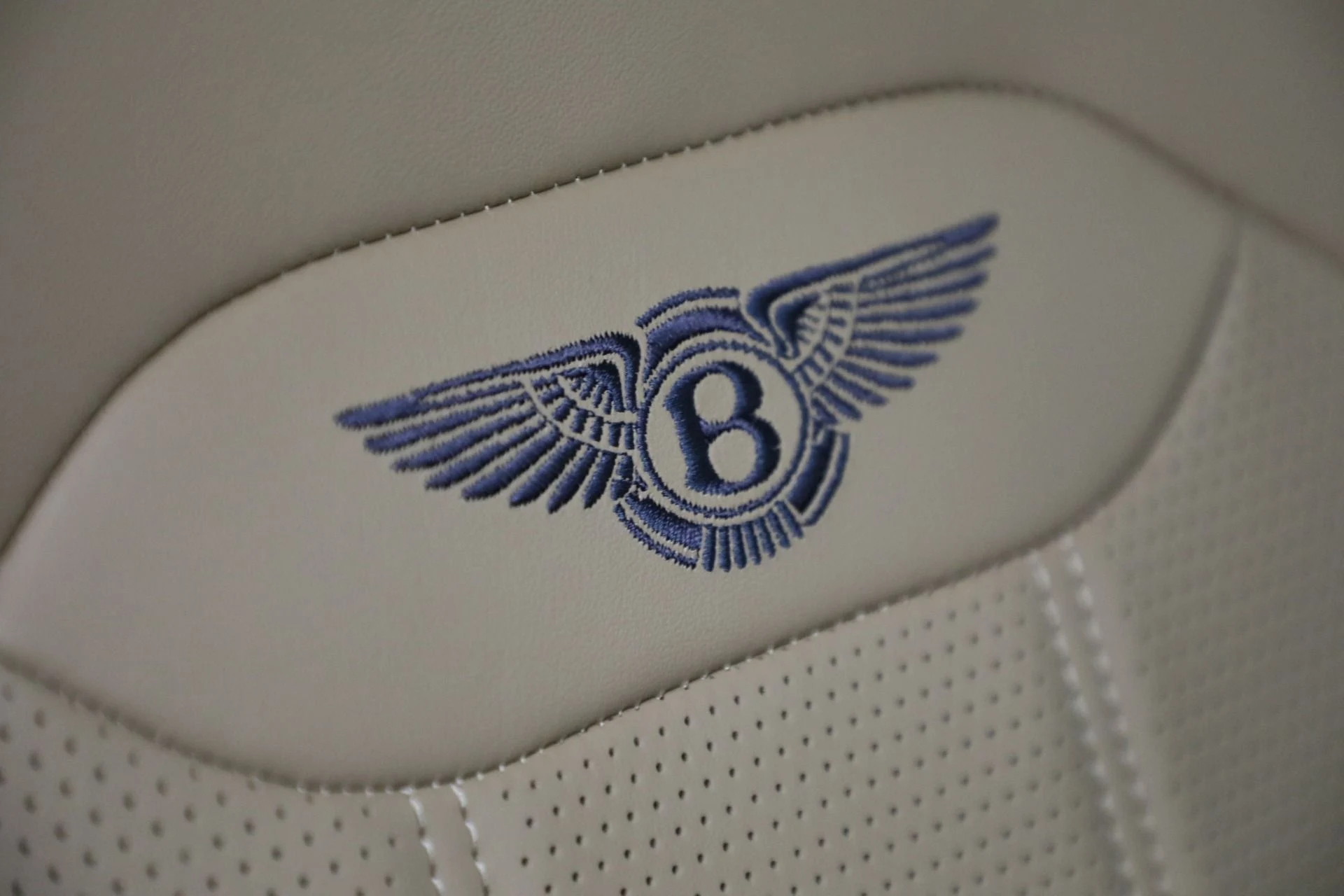 mph032_2499816348_Used_2022_Bentley_Bentayga_V8_f65b5937d8