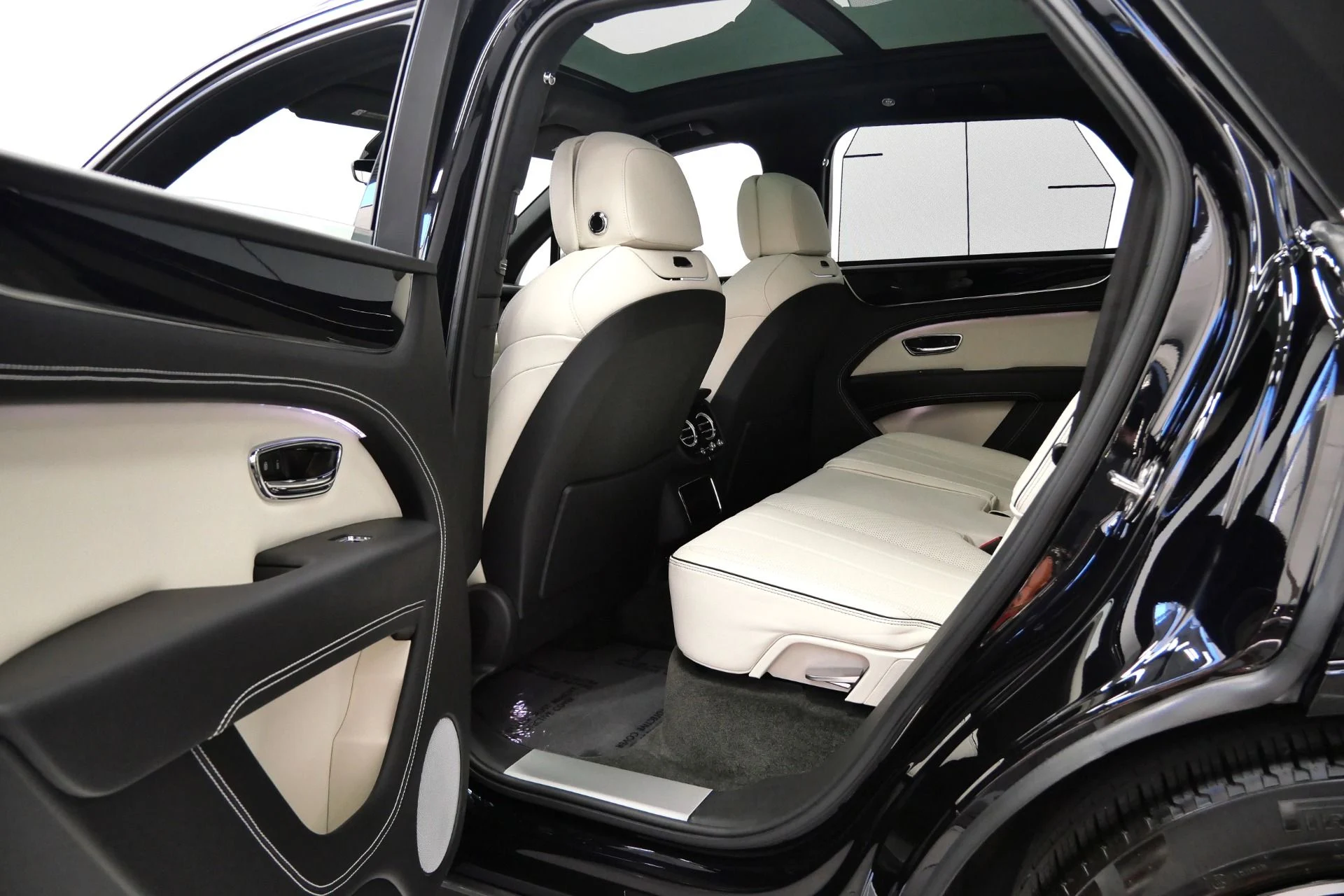 mph032_2511741810_Used_2023_Bentley_Bentayga_V8_Touring_Specification_Front_Seat_Comfort_Specification_1783533314_27b8249b36