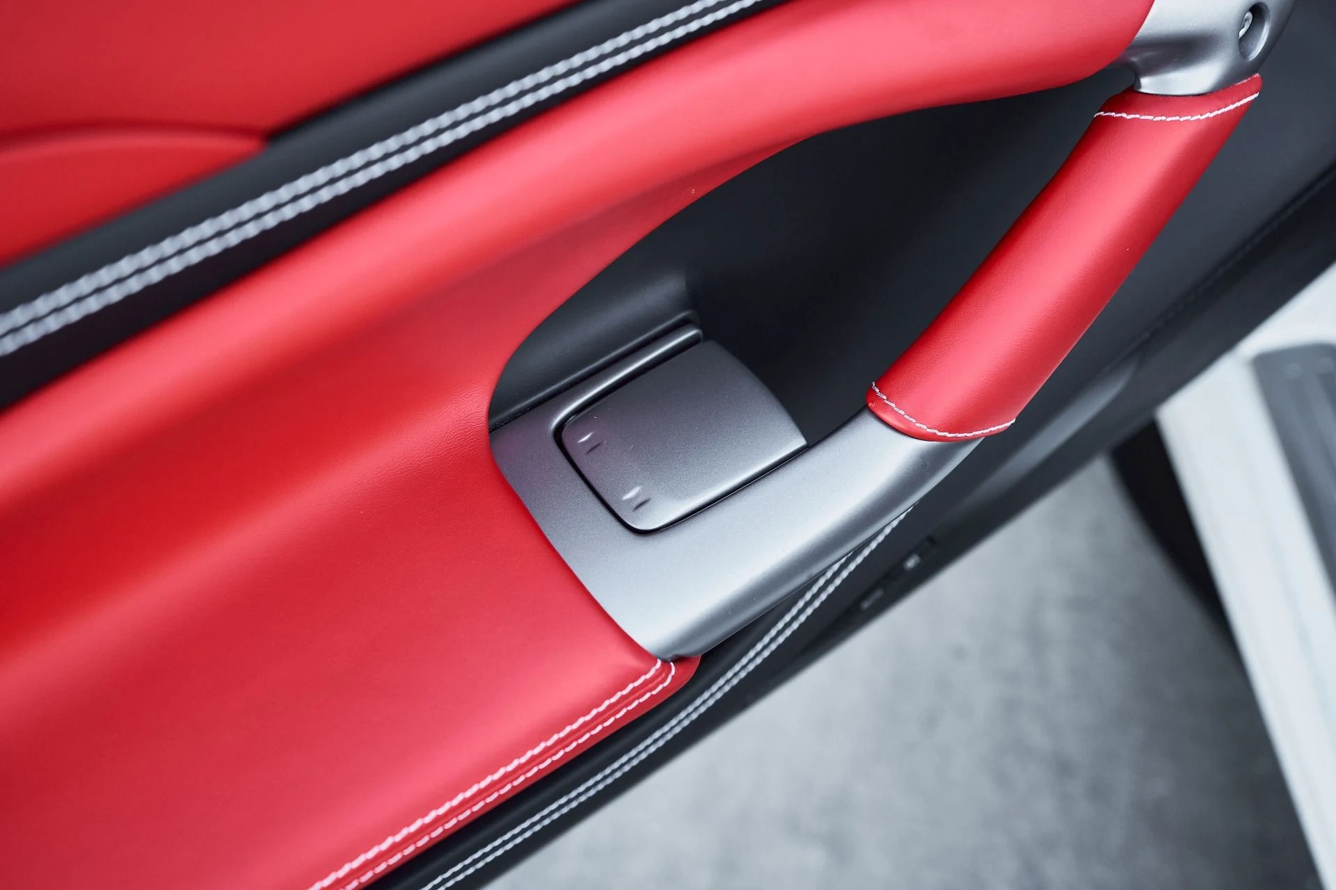 mph032_2533389511_Used_2021_Ferrari_F8_Spider_Base_1763084346_3eaabeee9f