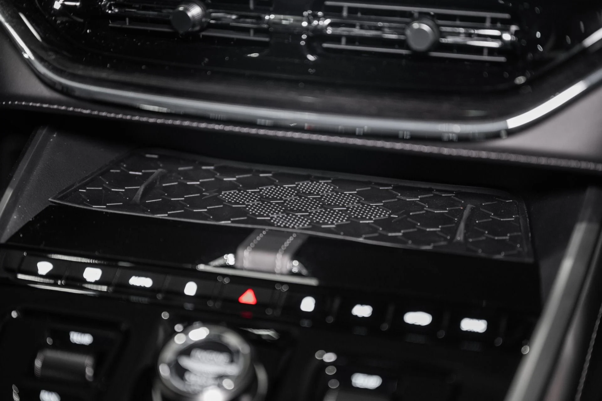 mph032_2539115314_New_2026_Aston_Martin_DBX_707_1765217762_02b9b6ee01