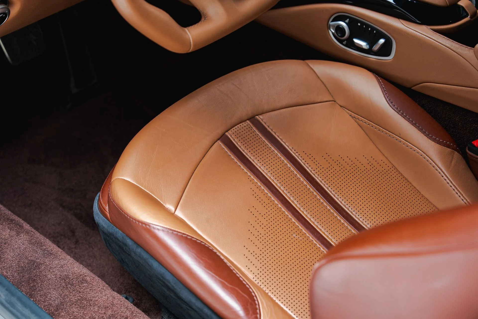 mph032_254003876_Used_2019_Aston_Martin_Vantage_1793290931_f57b46f1cf
