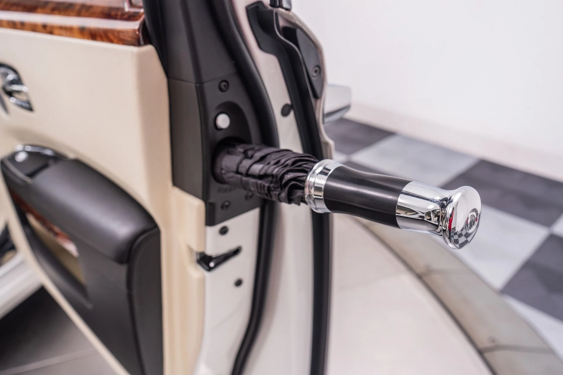 mph032_2578660105_Used_2010_Rolls_Royce_Ghost_1777319383_8e9d80c5c4