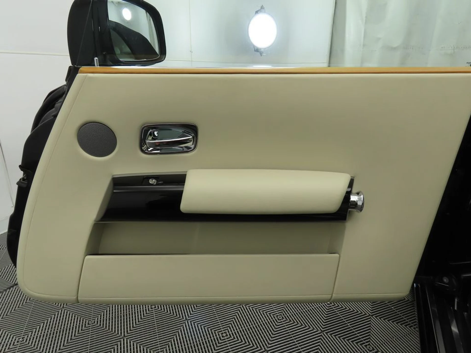 mph032_2604331599_used_2012_rolls_royce_phantom_coupe_2drdrophead_8119_22959977_33_1024_6e9d750f8d