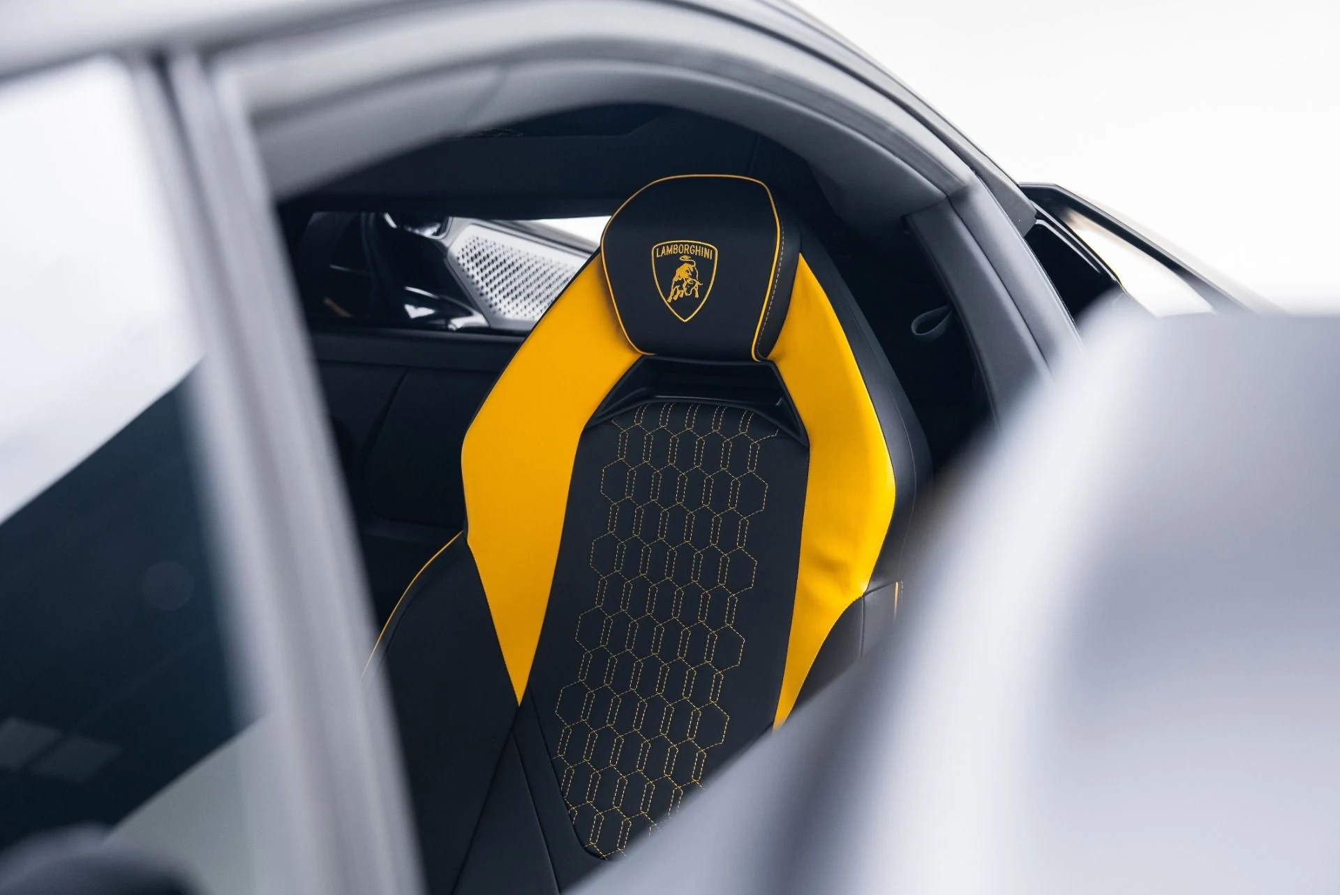 mph032_2615052082_Used_2024_Lamborghini_Revuelto_1764709251_9b2a2b236e