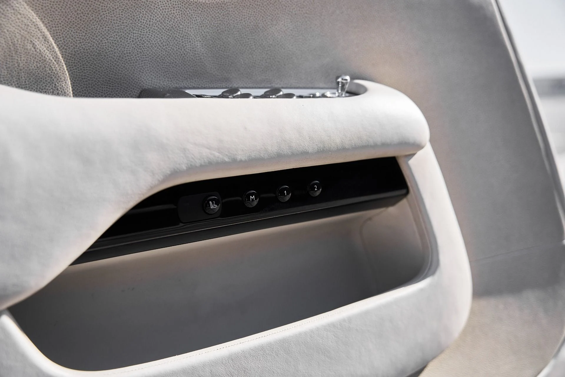 mph032_2626544759_Used_2016_Rolls_Royce_Dawn_Base_1770086719_0d88672dd3