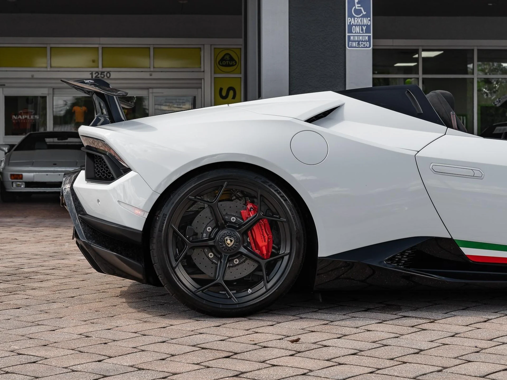 mph032_2650268993_Used_2018_Lamborghini_Huracan_Performante_Spyder_1761599159_30403edf93