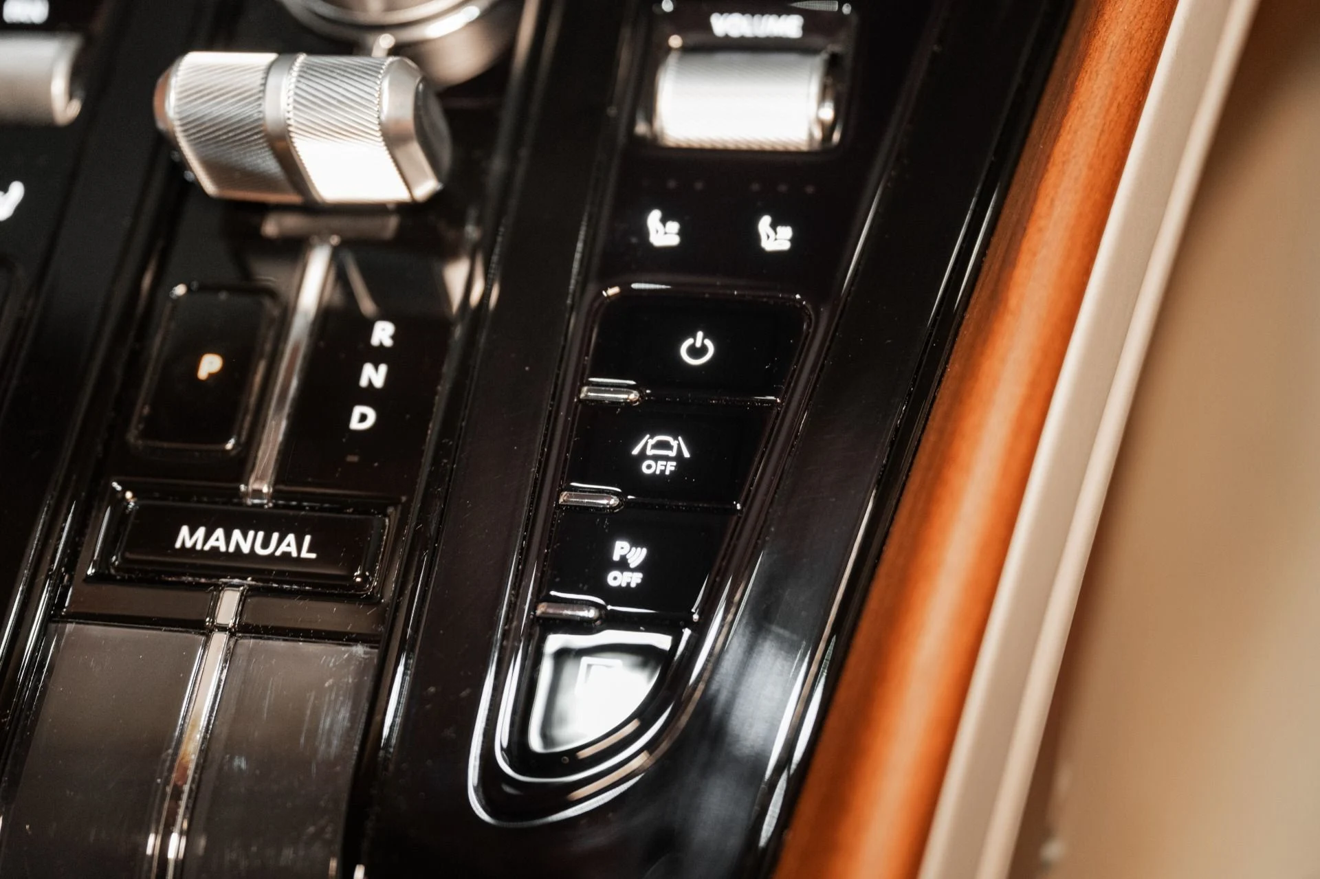 mph032_2653422406_Used_2025_Aston_Martin_DB_12_V8_1762356826_ac13dbd112