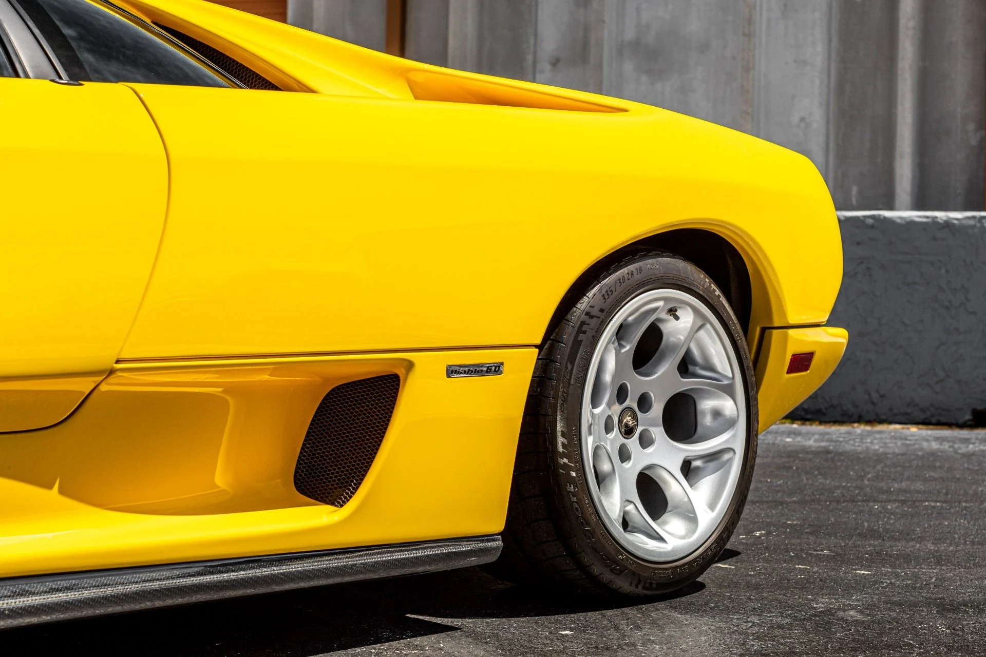 mph032_2663116909_Used_2001_Lamborghini_Diablo_VT_IMMACULATE_CONDITION_W_EXTENSIVE_CARBON_19_K_SERVICE_PERFORMED_1658444927_3f9026a27a