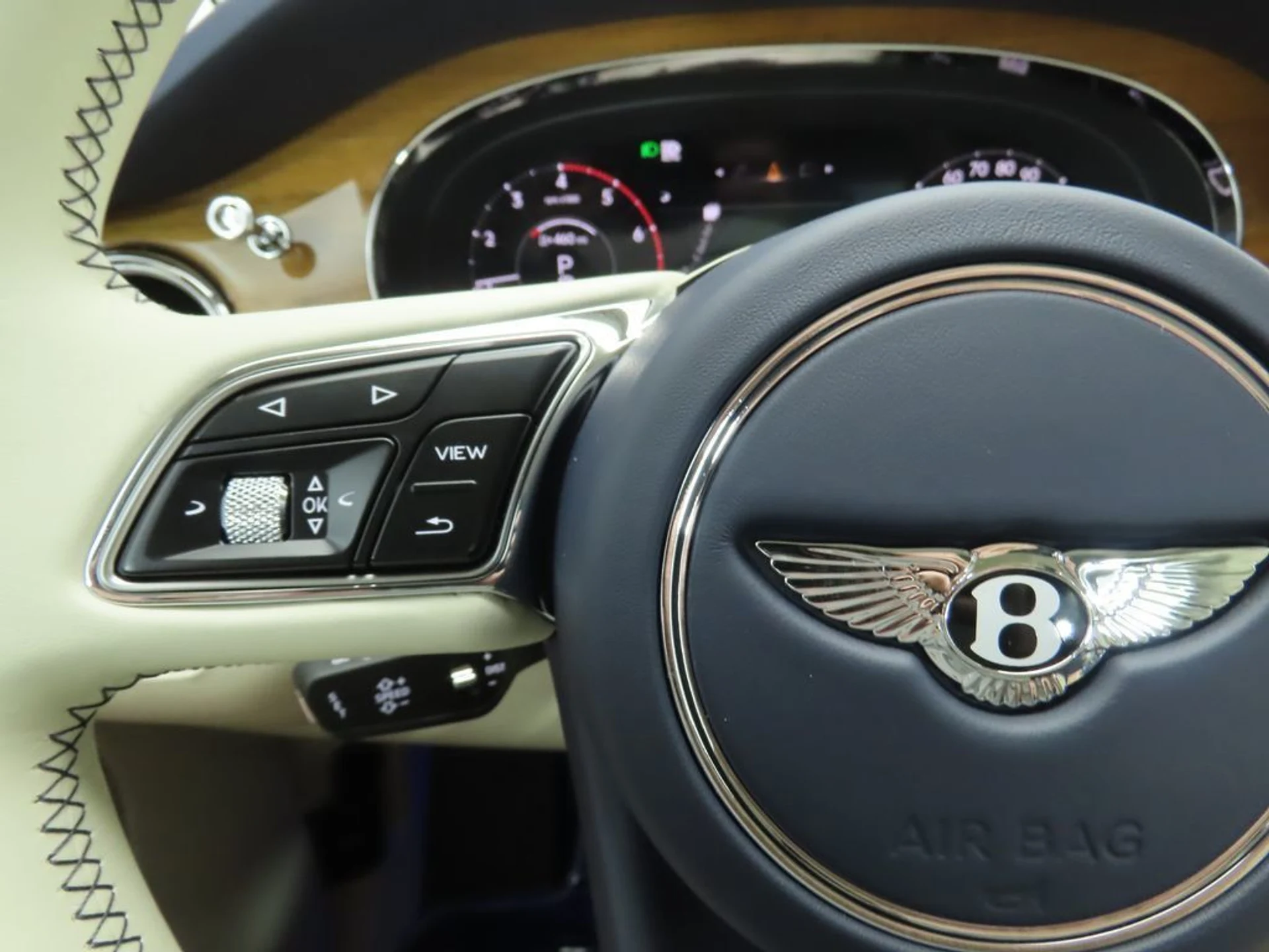 mph032_2687068094_new_2025_bentley_bentayga_ewb_v8awd_8119_22908718_33_1024_143e47c9d7