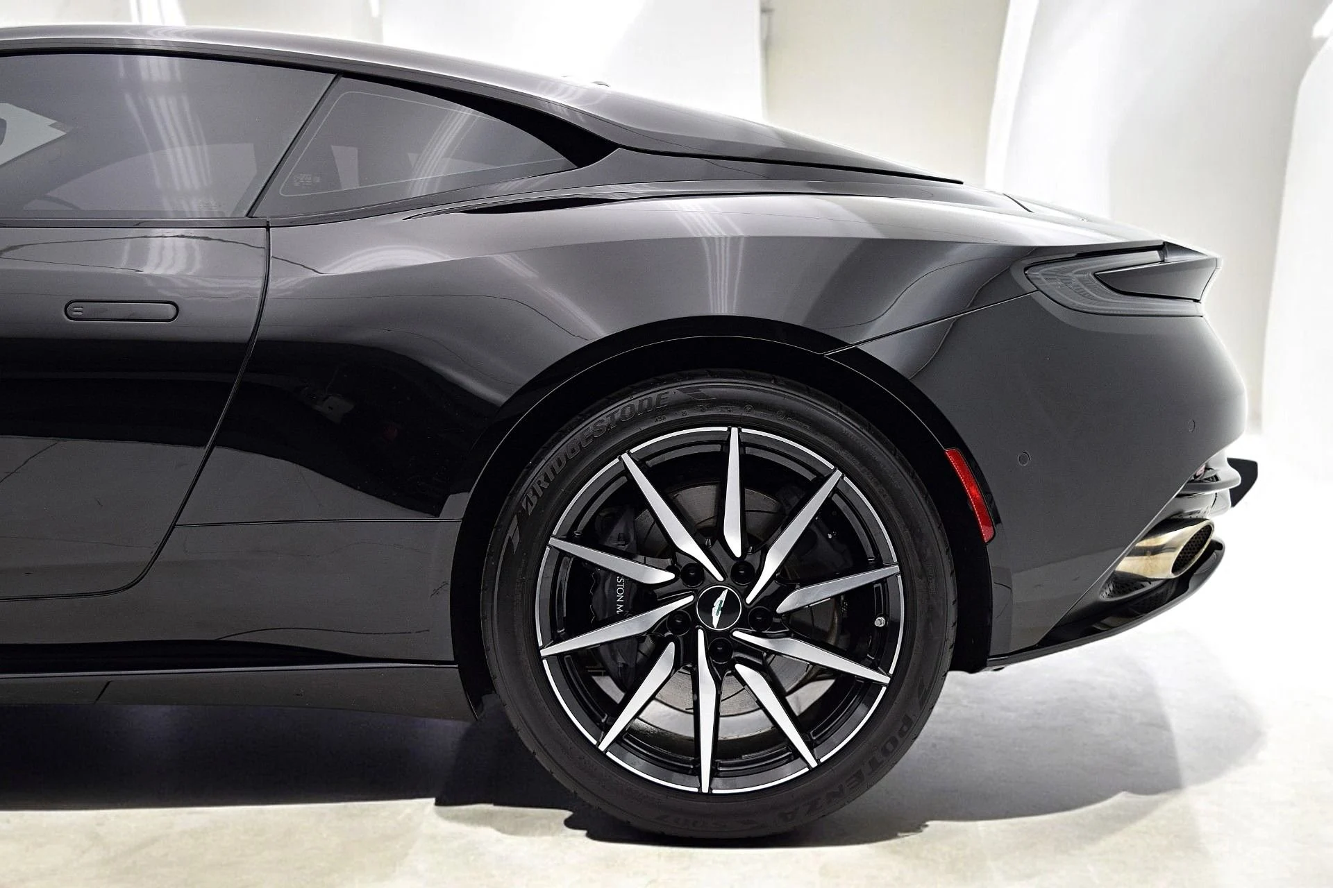 mph032_2690813906_Used_2018_Aston_Martin_DB_11_V8_Coupe_1744301055_2a6008e280