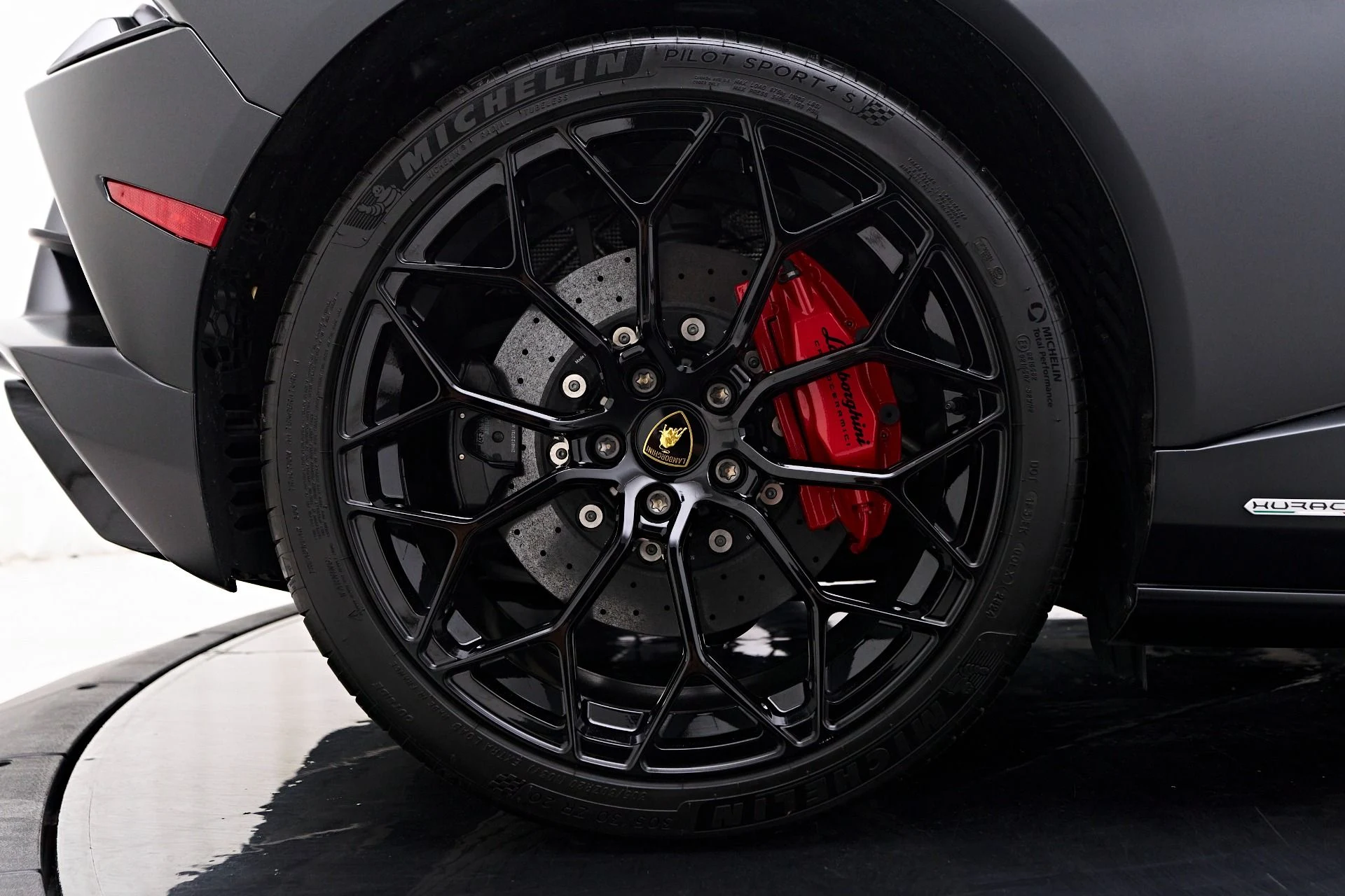 mph032_2703085818_Used_2023_Lamborghini_Huracan_EVO_Base_1753408118_2701a81811