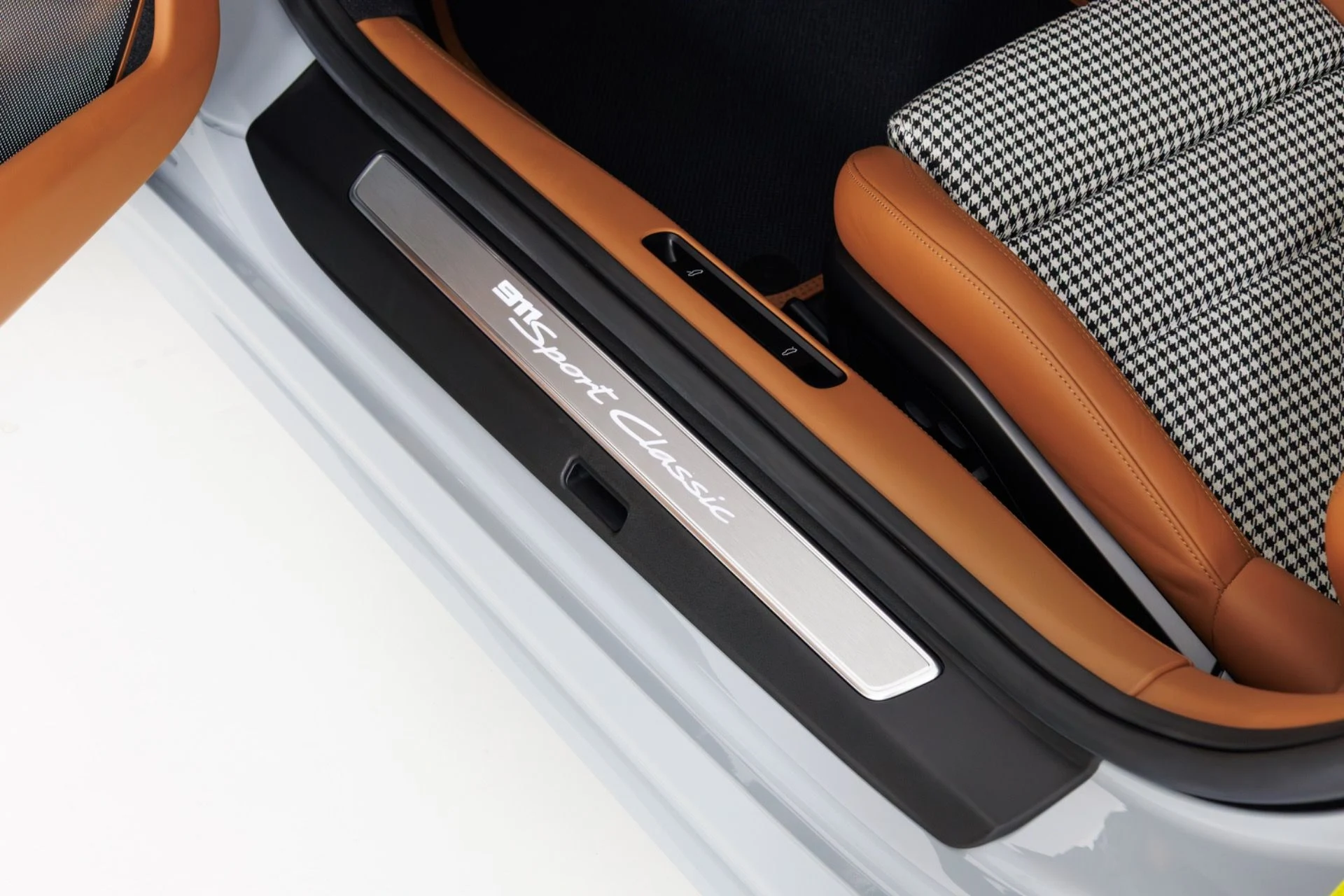 mph032_2705694052_Used_2023_Porsche_911_Sport_Classic_1775497643_1b1be25f79