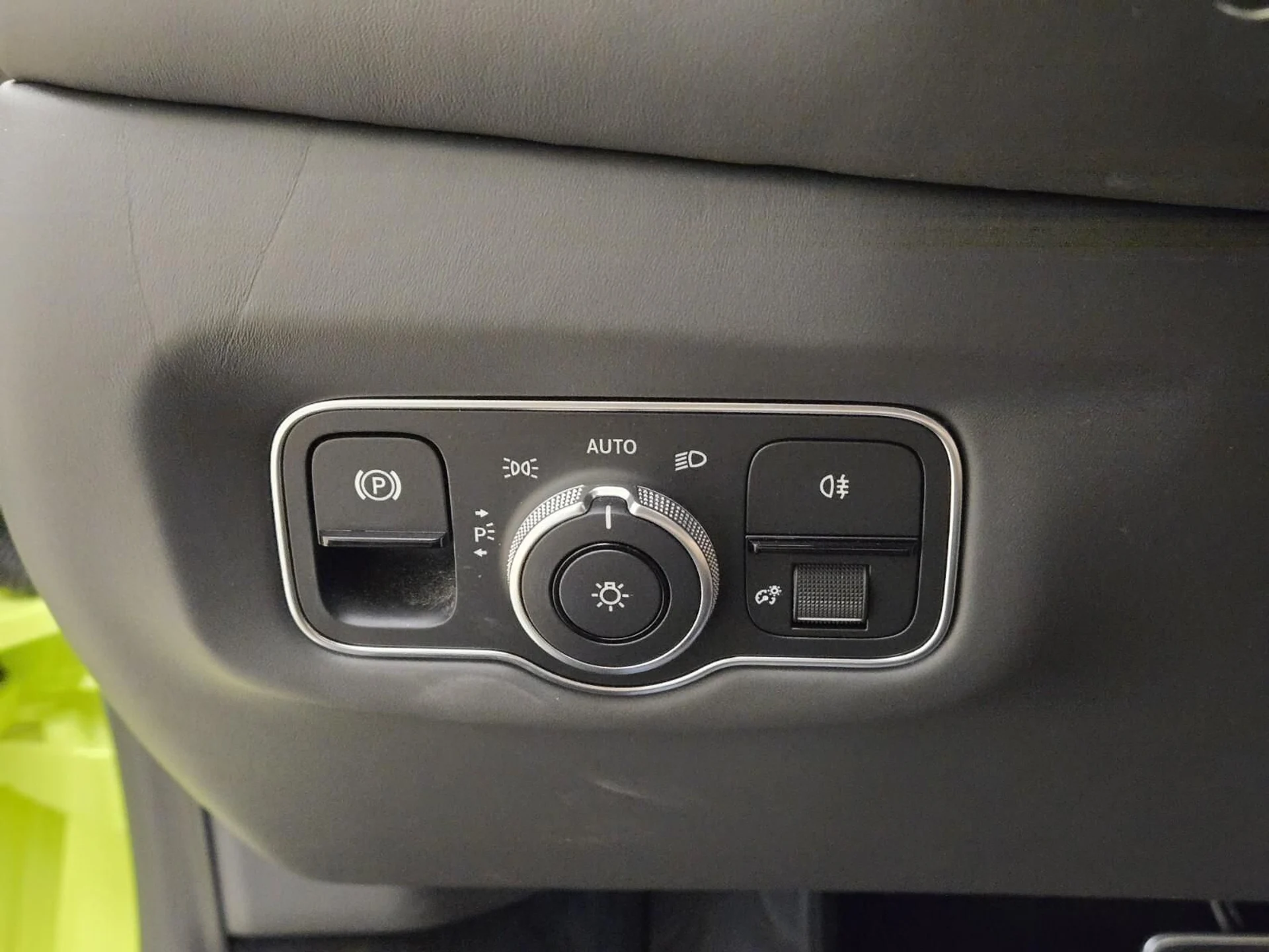 mph032_2749707962_Used_2023_Aston_Martin_Vantage_1762849169_73421a9ef5