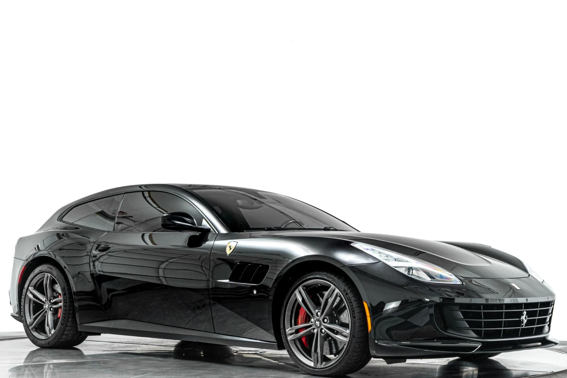 mph032_2753426537_Used_2019_Ferrari_GTC_4_Lusso_1790632614_6ec4dc03a0