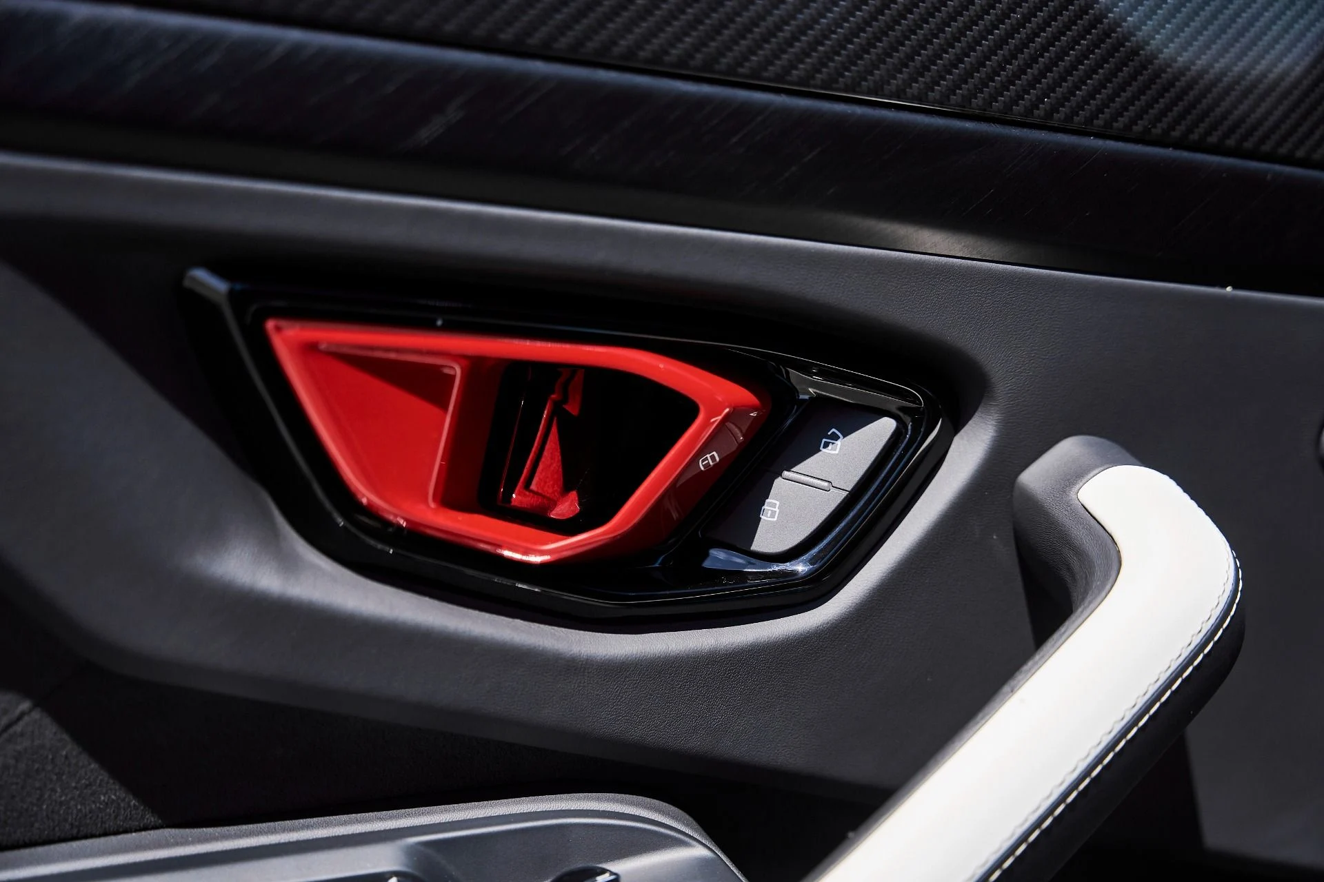 mph032_2757323689_Used_2025_Lamborghini_Urus_SE_1781314218_8223609f1b