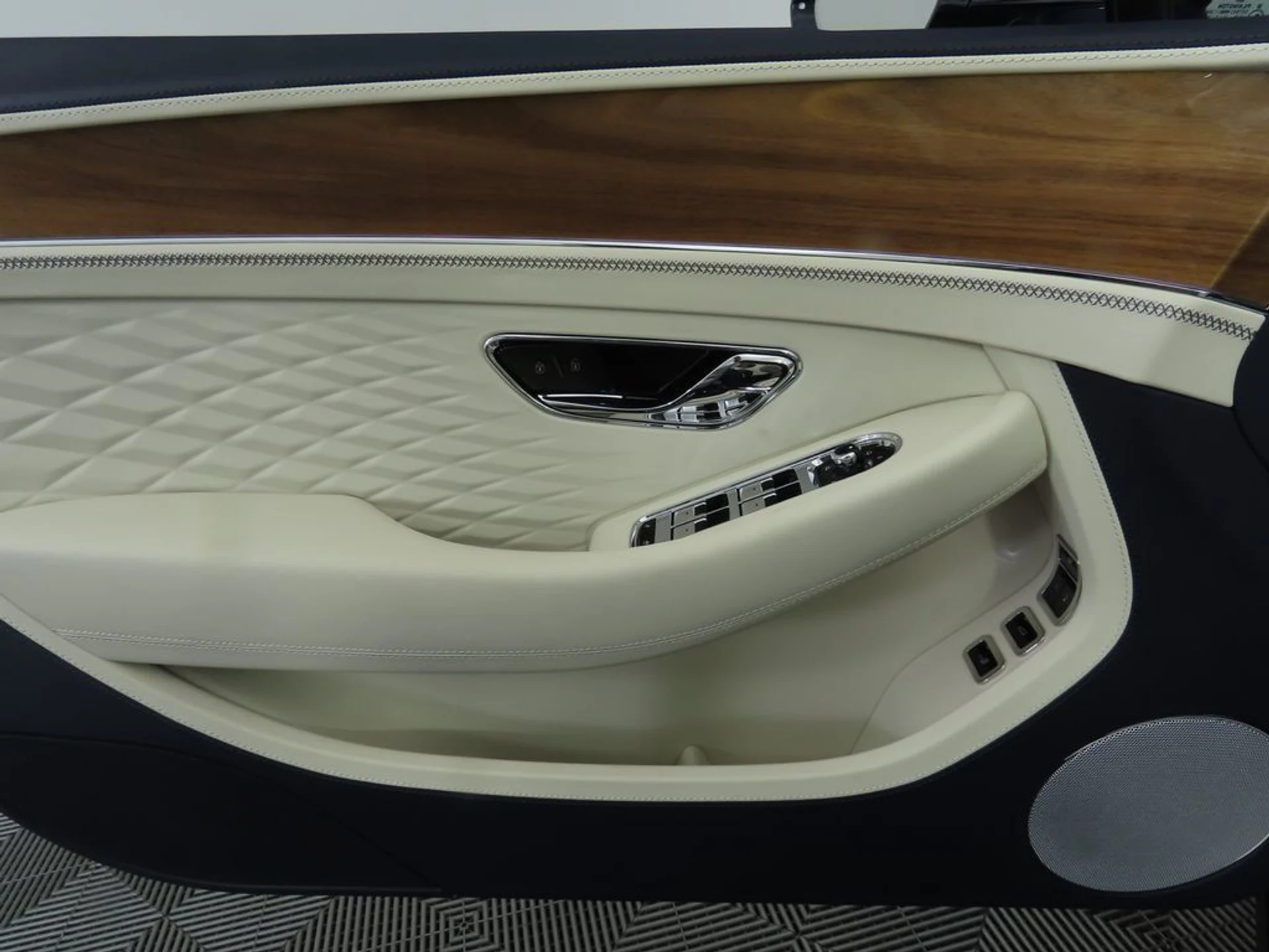 mph032_2806032209_new_2026_bentley_continental_gtc_8119_22946843_33_1024_1f466cbad6