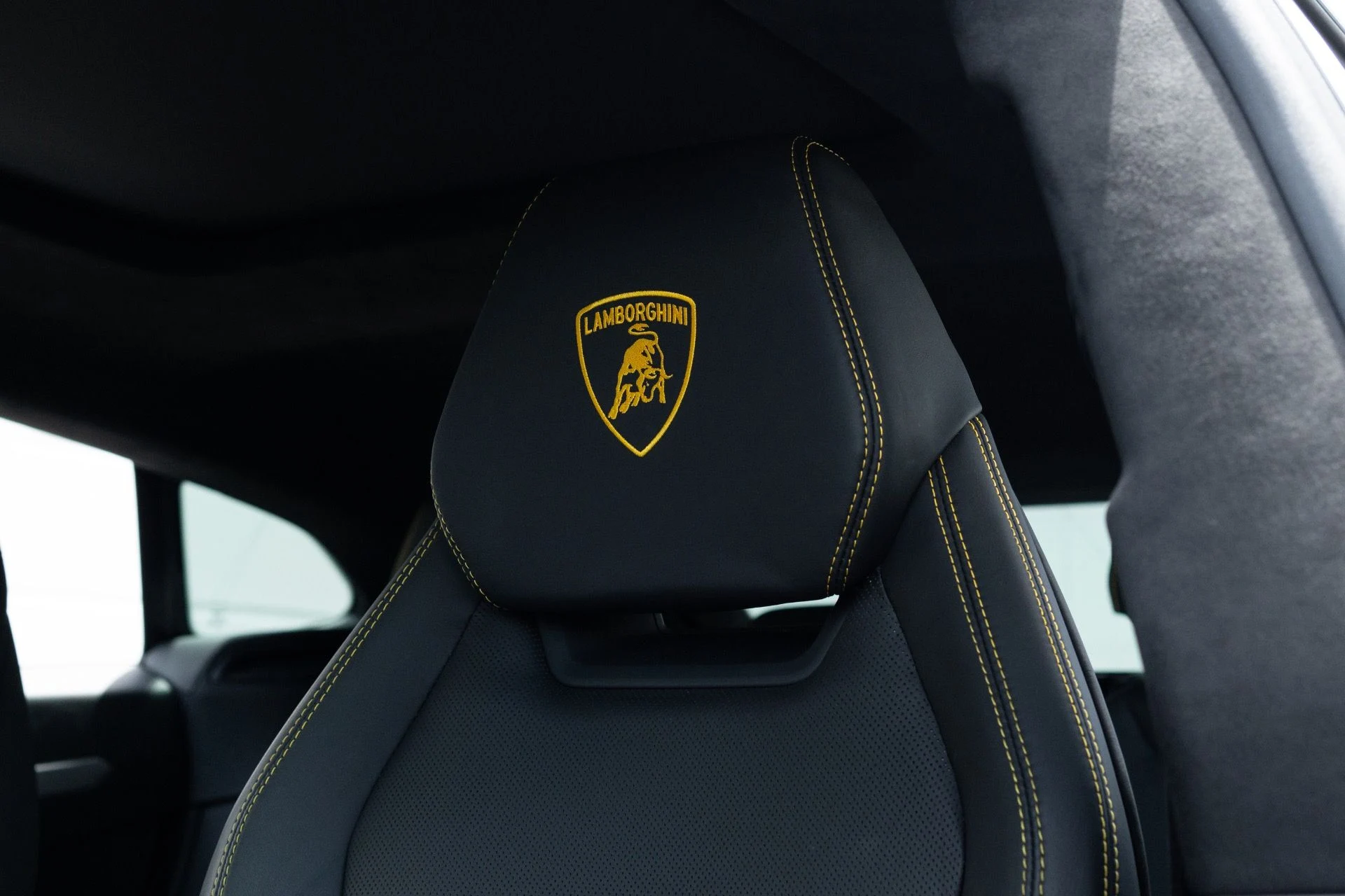 mph032_2837128077_Used_2022_Lamborghini_Urus_1776127481_4ebe78d203