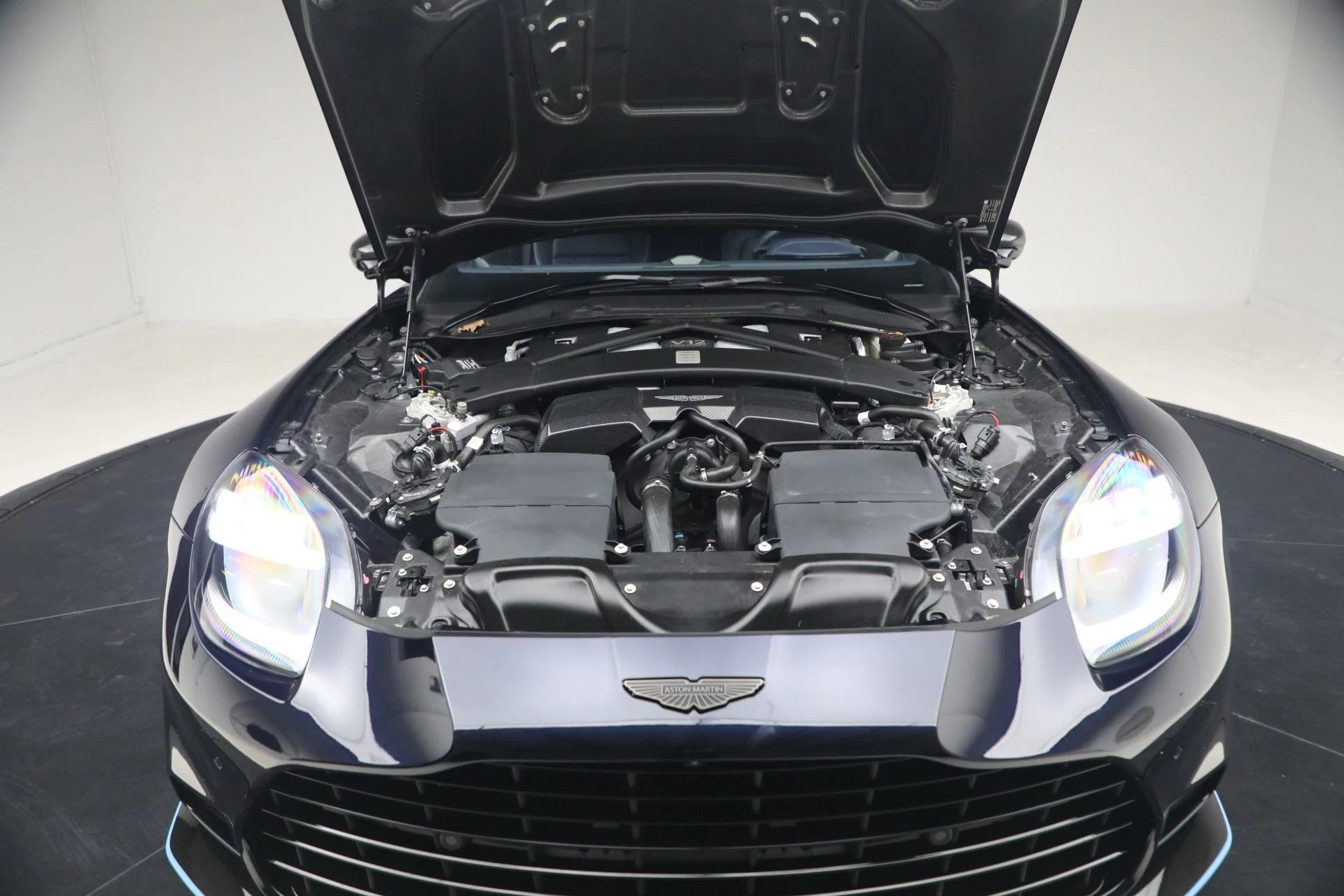 mph032_2843365200_Used_2025_Aston_Martin_Vanquish_1771024271_6bfc8f9e98
