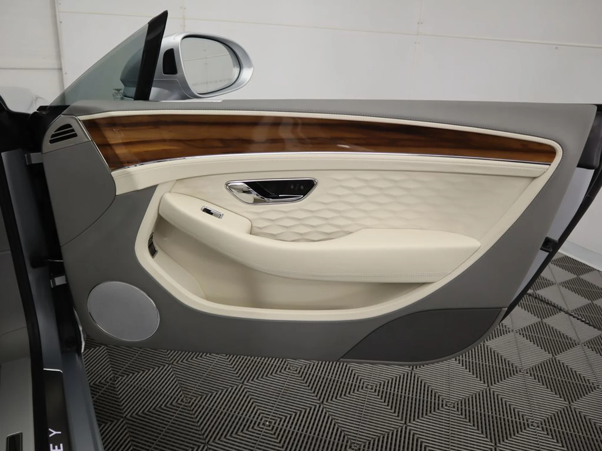 mph032_2856154786_used_2025_bentley_continental_gtspeedconvertible_8119_22974147_33_1024_bac21e7397