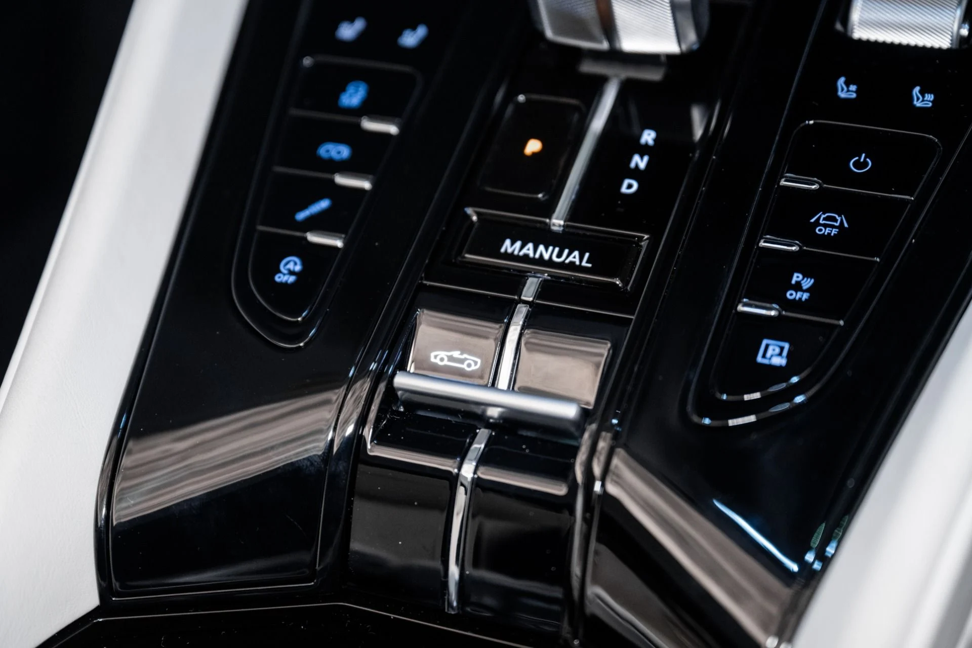 mph032_2860838990_Used_2025_Aston_Martin_DB_12_Volante_1741214270_b1c91fe72a