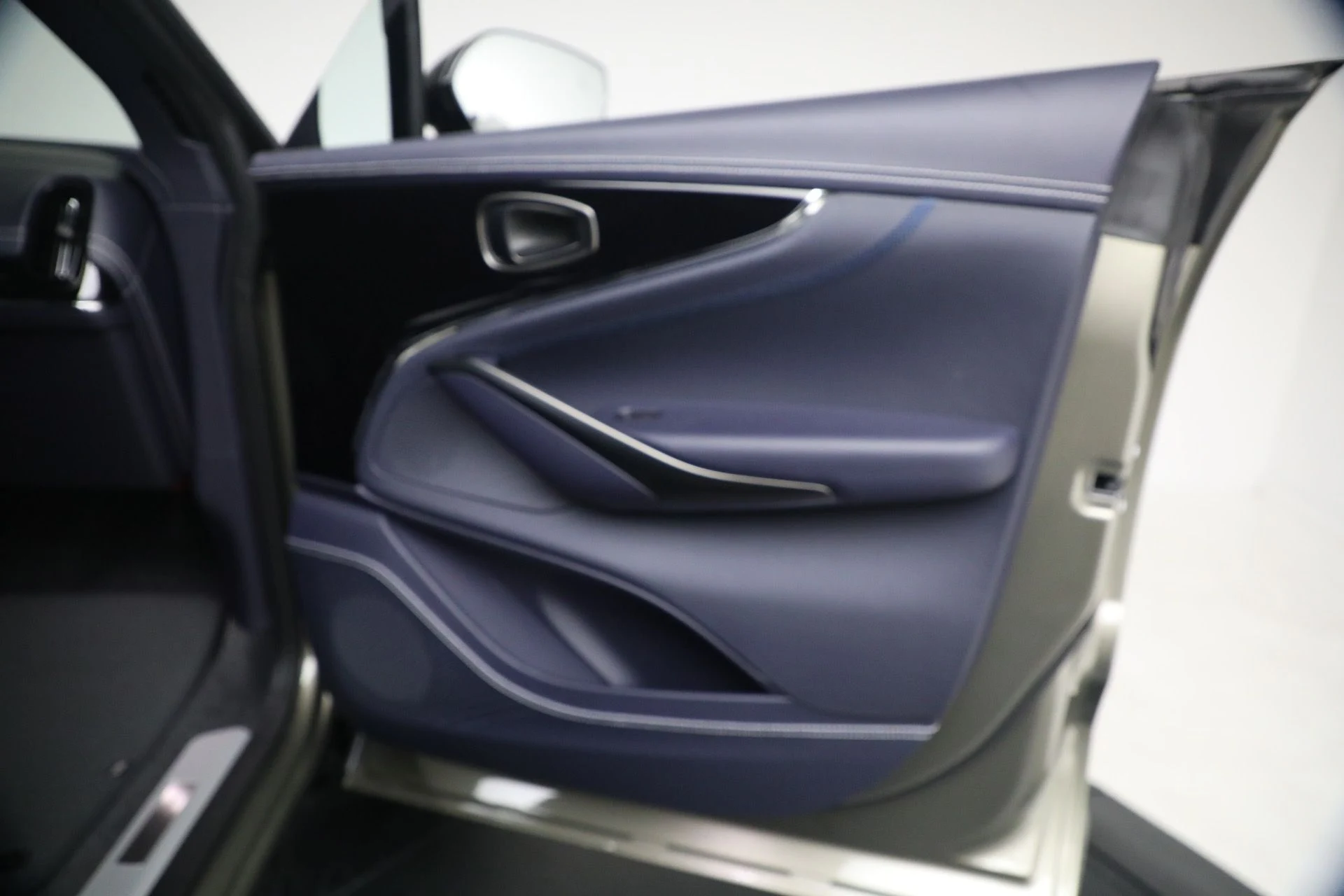 mph032_2876190663_New_2026_Aston_Martin_DBX_707_1767992936_6ec29fbb1a