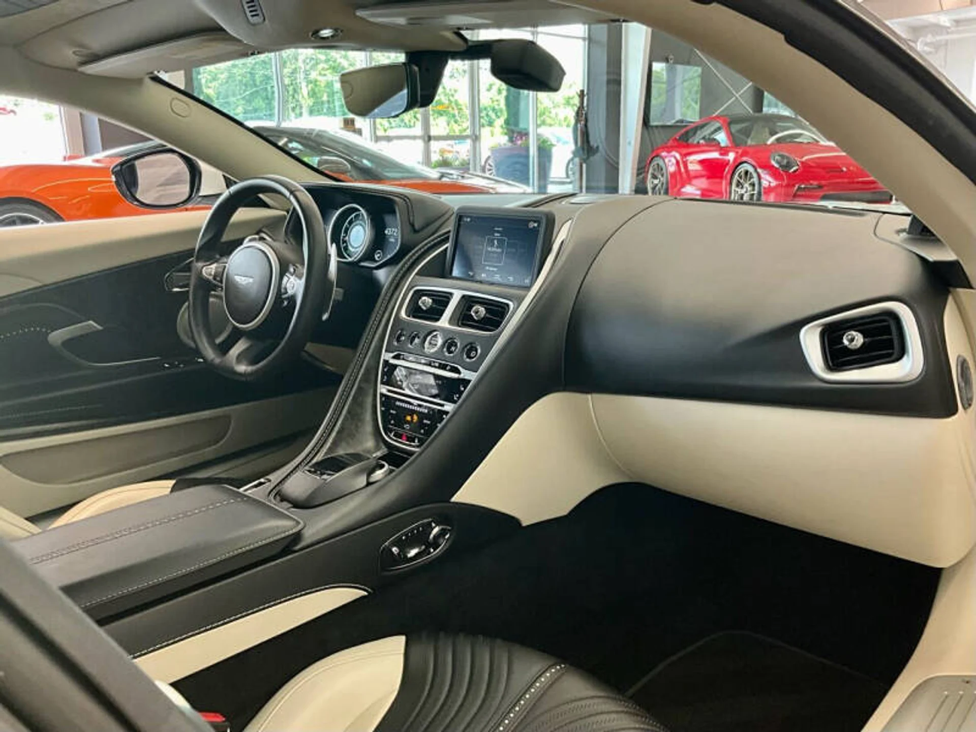 mph032_2886874086_2018_aston_martin_db11_v12_2dr_coupe_a320496dd2