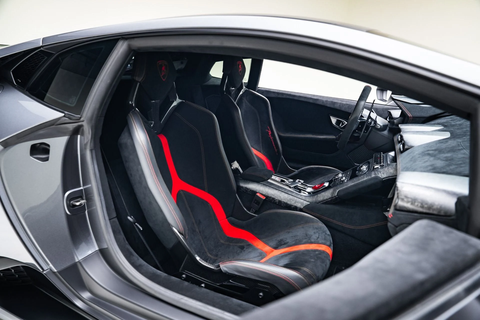 mph032_2906662476_Used_2018_Lamborghini_Huracan_LP_640_4_Performante_1765562492_6d8a3e4f7b