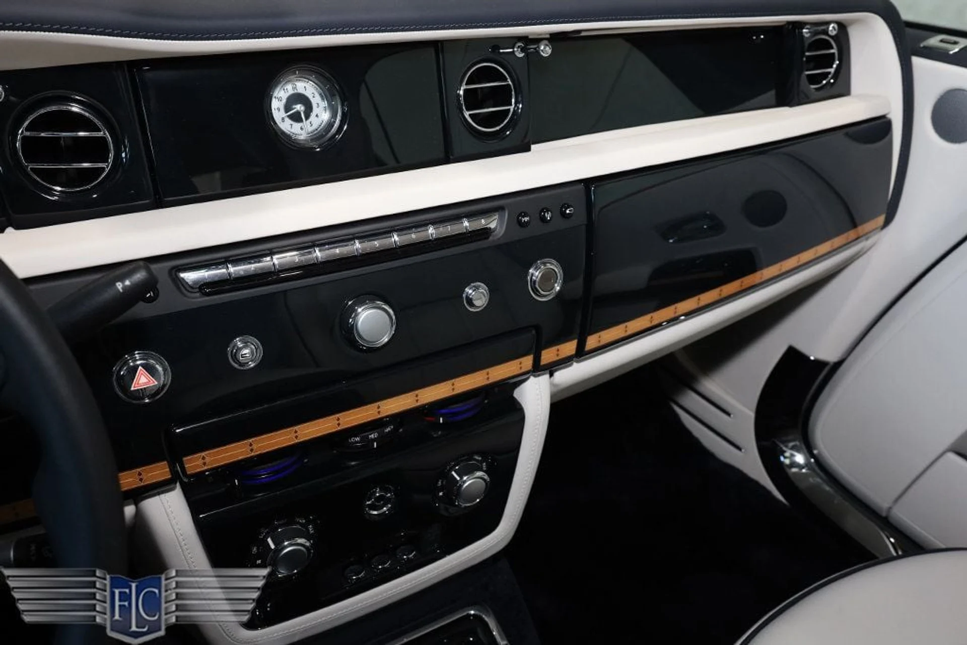 mph032_2932782835_used_2017_rolls_royce_phantom_dropheadcoupe_9689_22945304_33_1024_60972db6b5