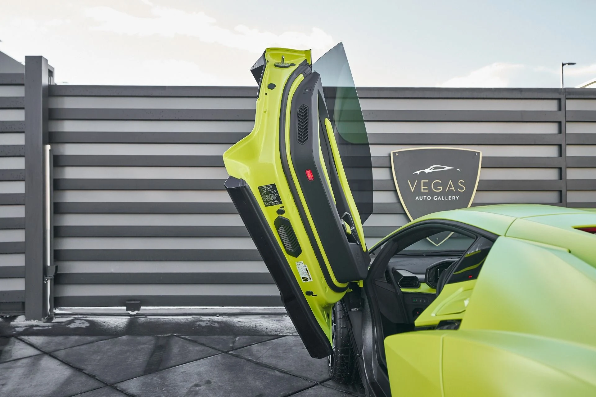 mph032_2934028616_Used_2024_Lamborghini_Revuelto_1763604730_4a6393ac51