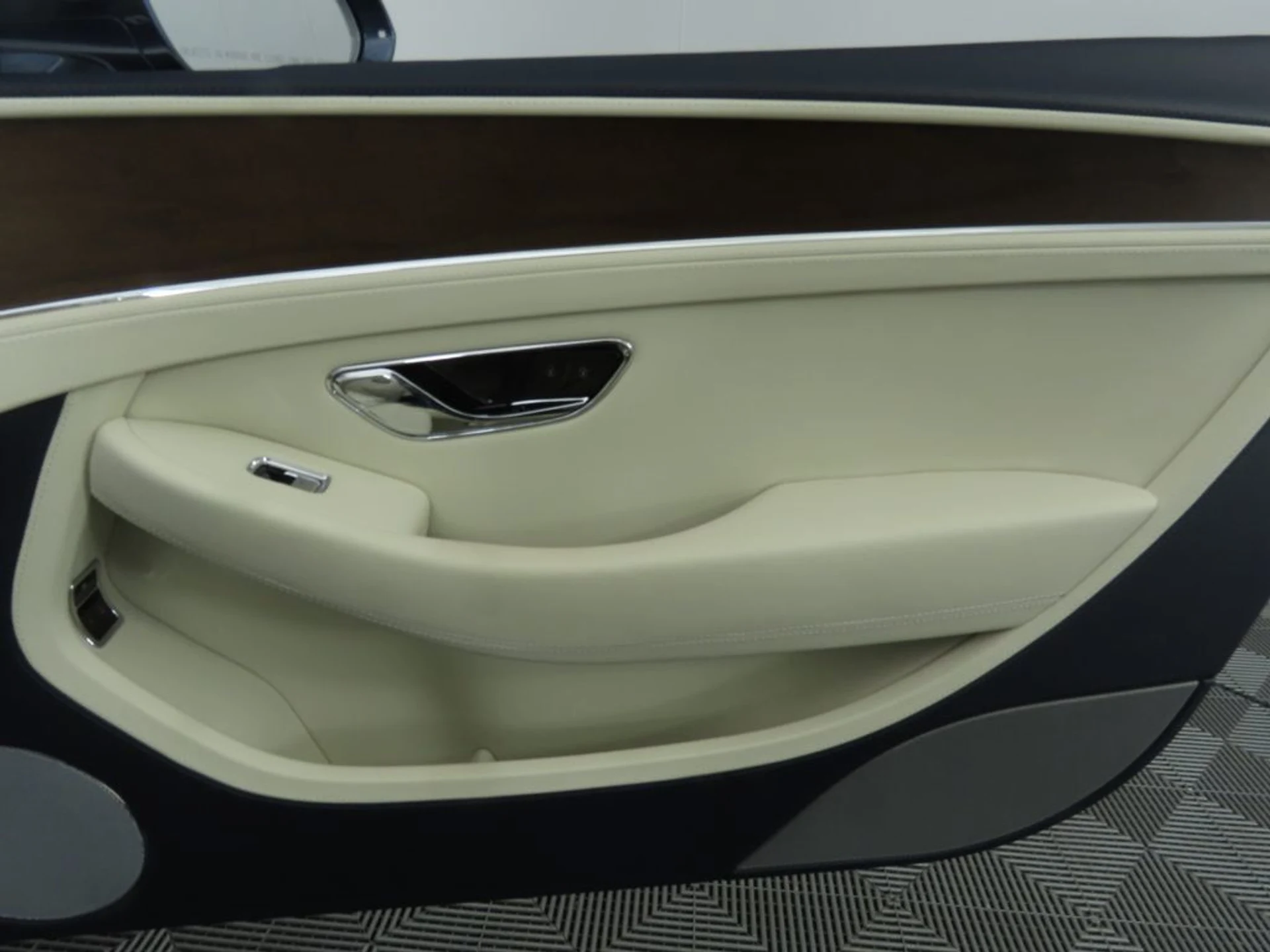 mph032_2934215504_used_2022_bentley_continental_gtmullinerconvertible_8119_22956704_33_1024_faf22ae311