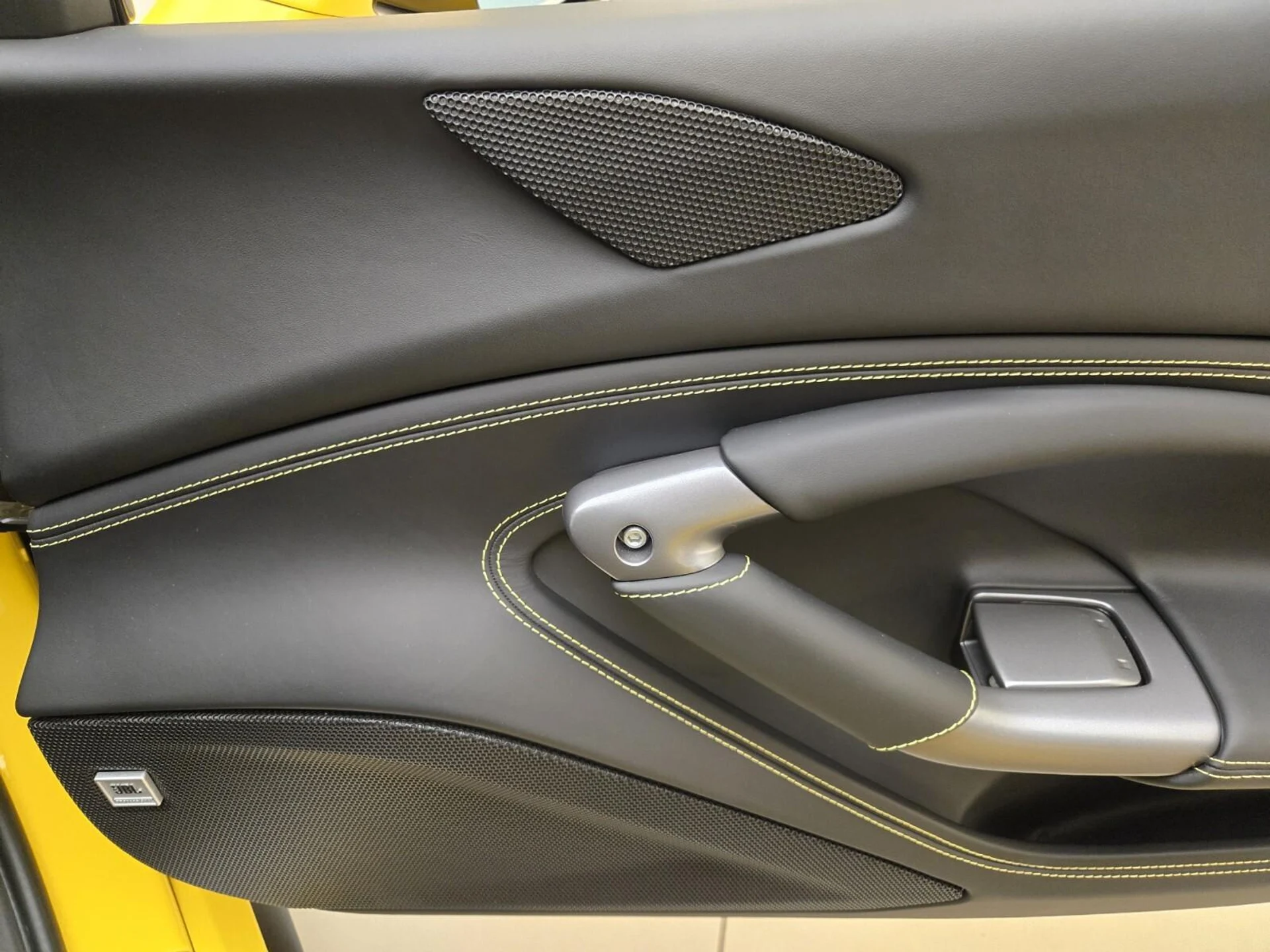 mph032_2953619603_Used_2021_Ferrari_F8_Spider_1766213875_b0135d80a9