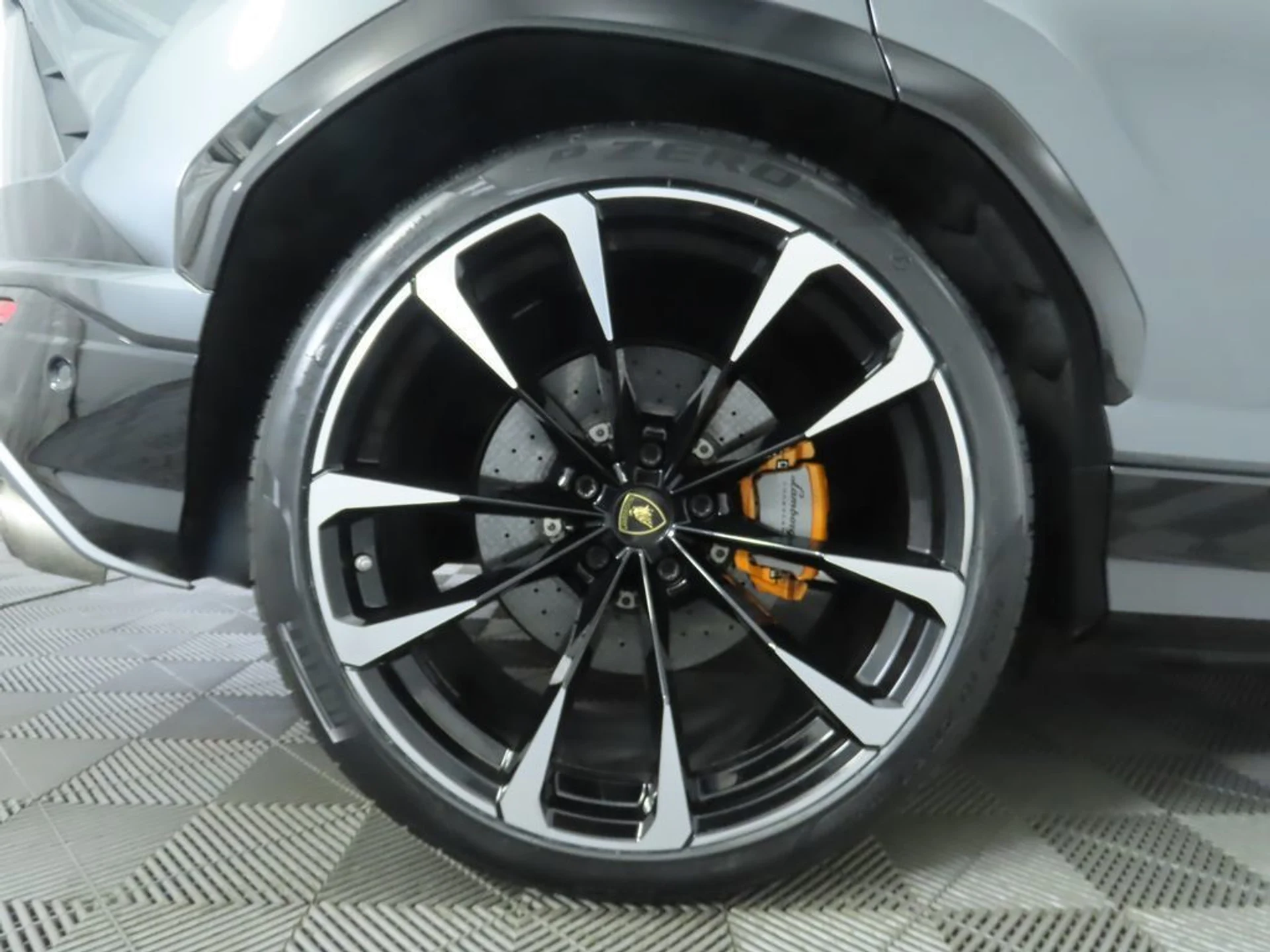 mph032_2957163532_used_2020_lamborghini_urus_awd_8119_22948232_33_1024_2418e455b0