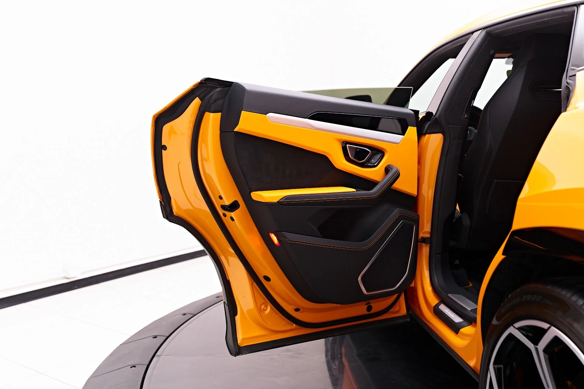 mph032_2960030810_Used_2022_Lamborghini_Urus_1748996813_99abab5f18